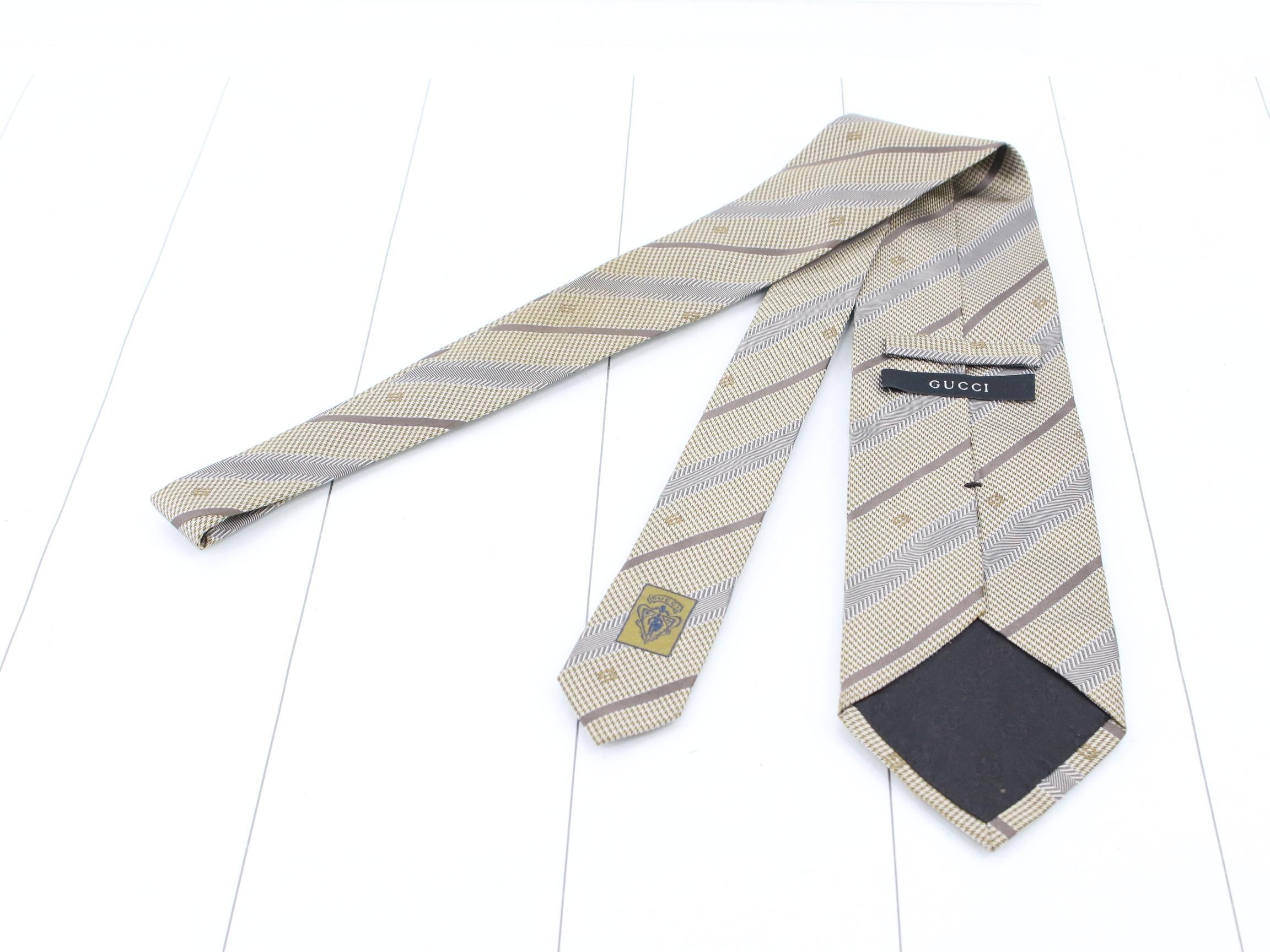 tie — view 2