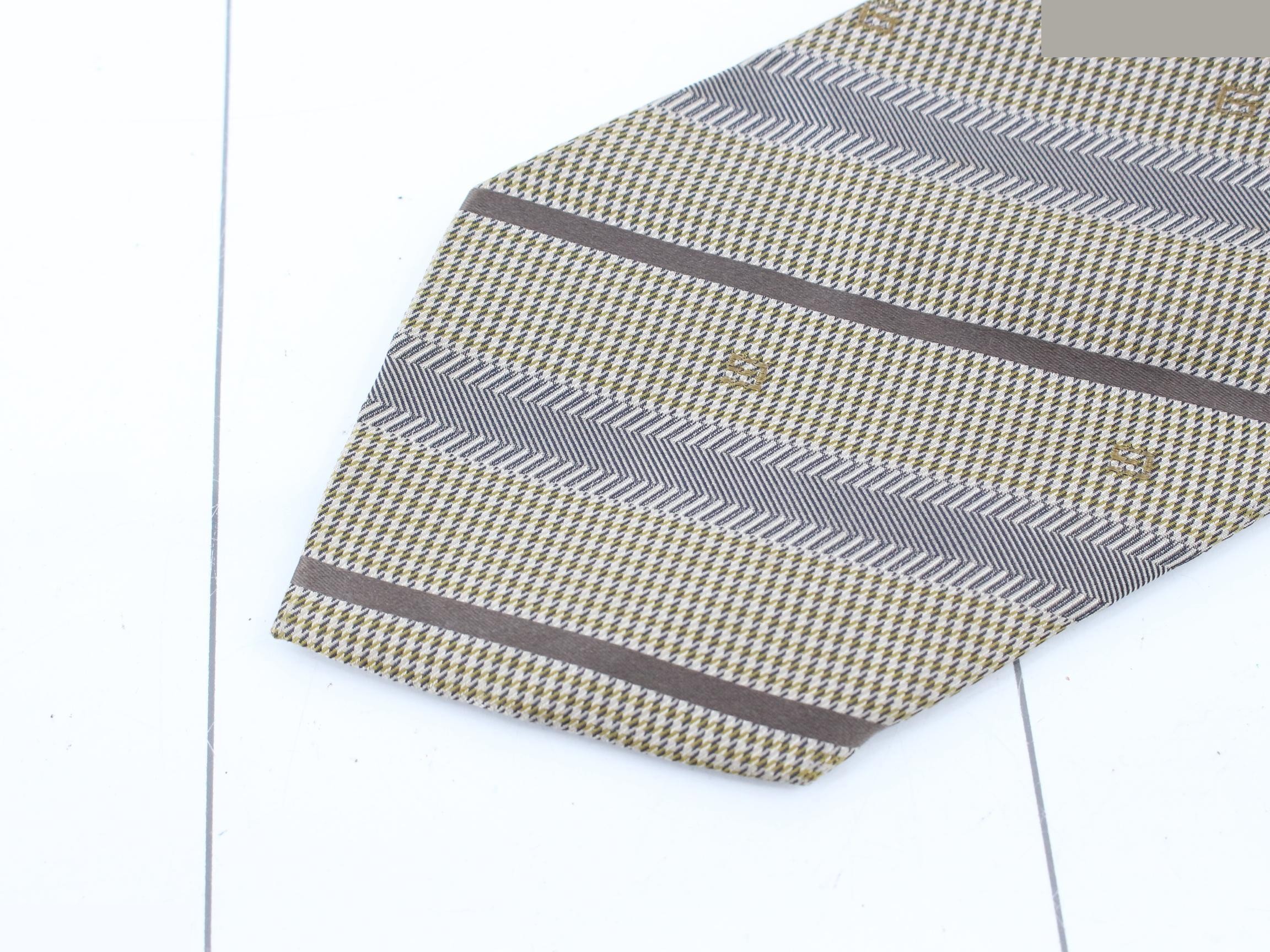 tie — view 3