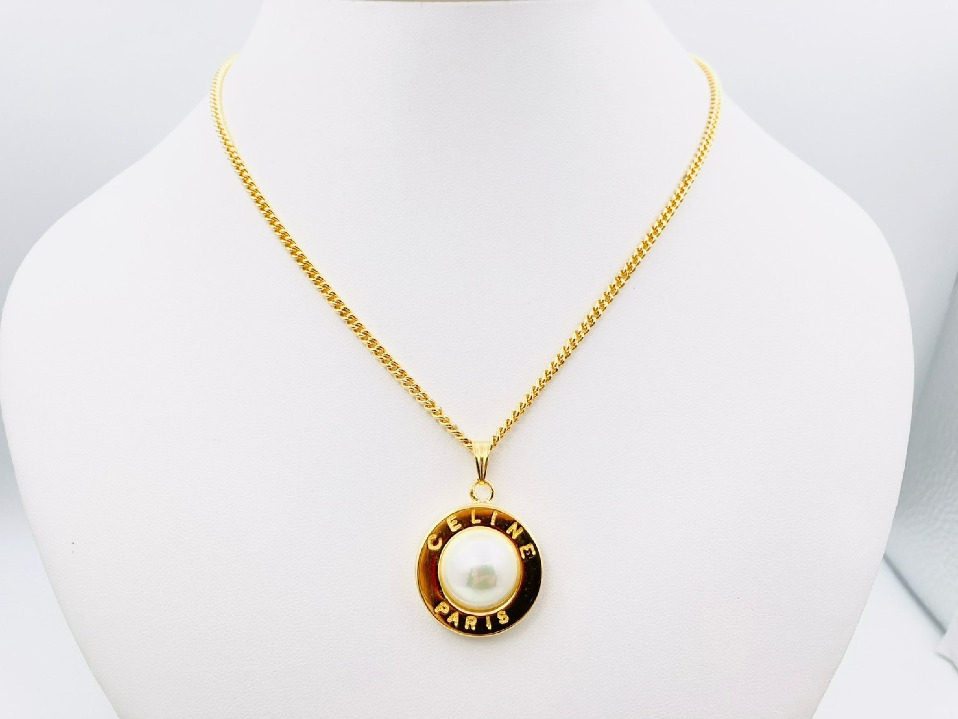 Logo Faux Pearl Round Circle Chain Necklace Gold Necklace — view 2