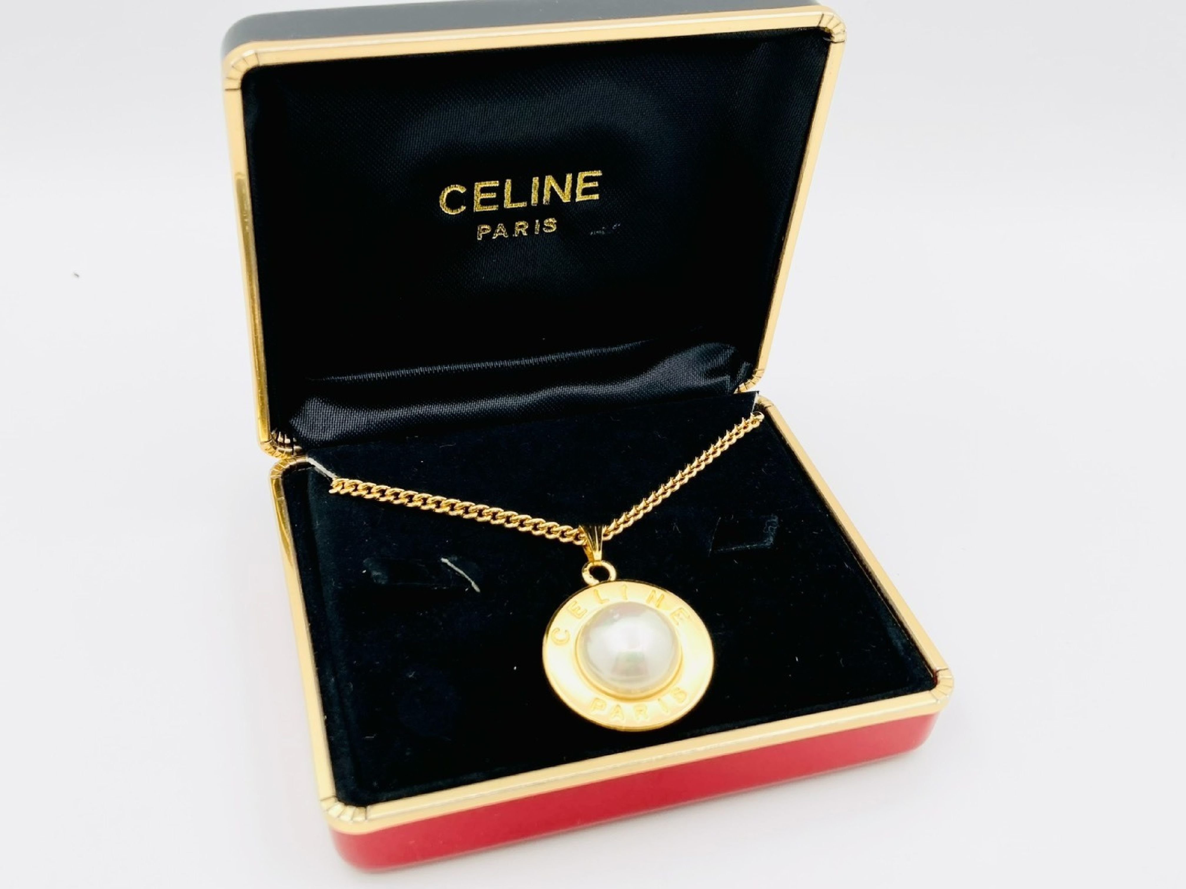 Logo Faux Pearl Round Circle Chain Necklace Gold Necklace — view 5