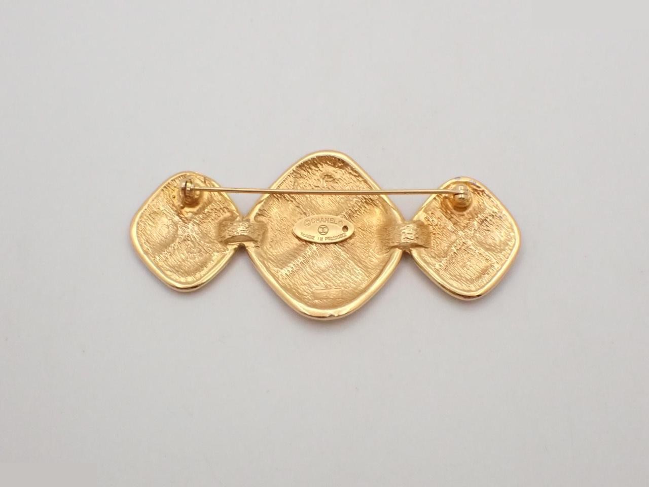 Gold matelassé brooch — view 2