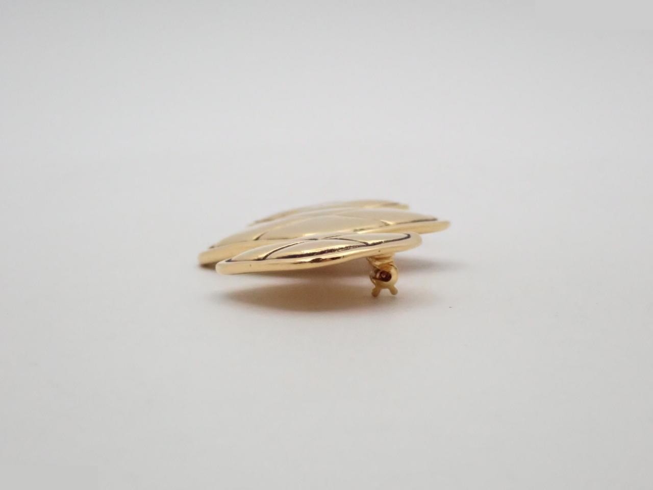 Gold matelassé brooch — view 3