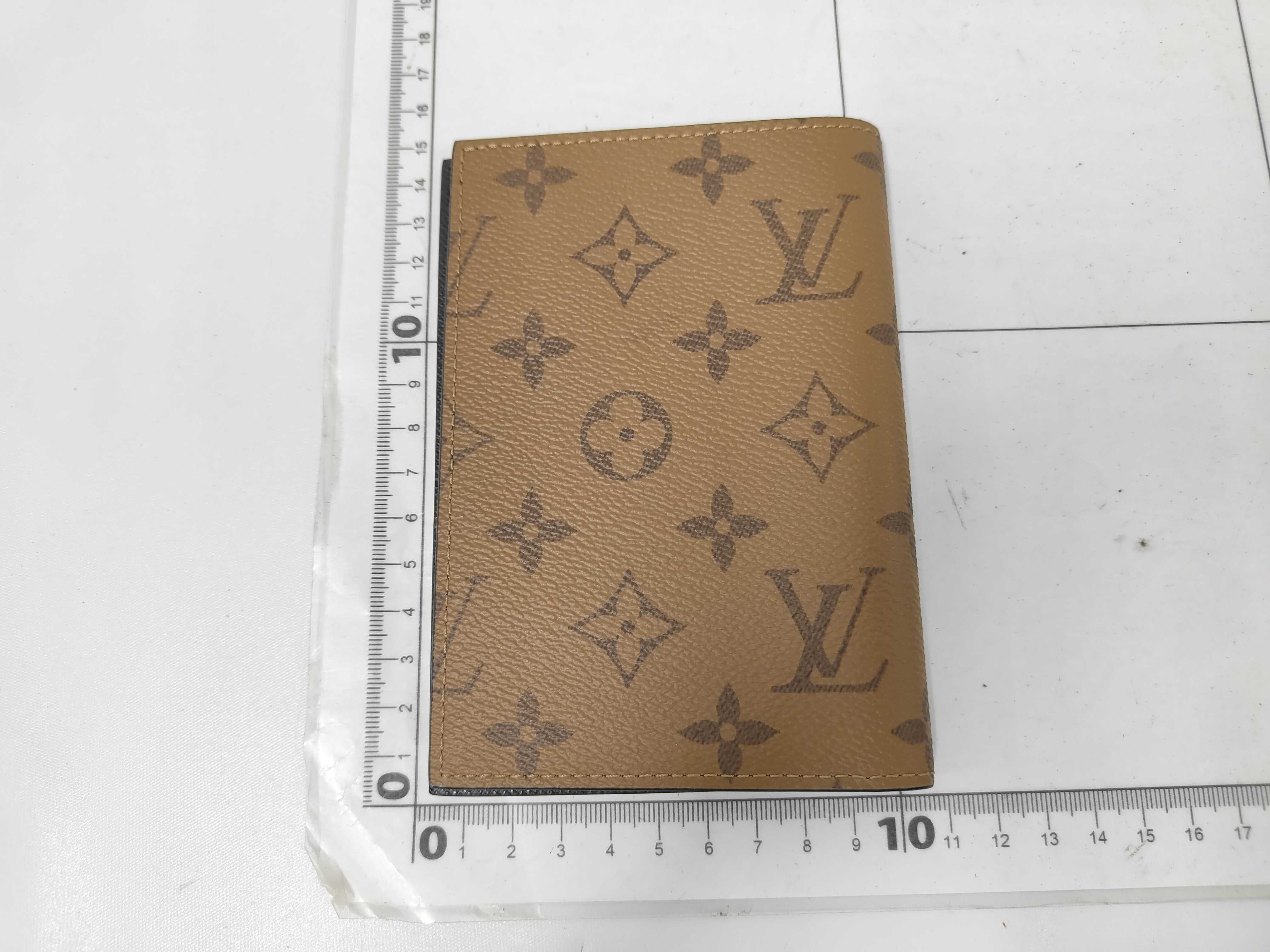 Couverture Passport M26571 Monogram Reverse Passport Case, Card Holder, Business Card Holder — view 2