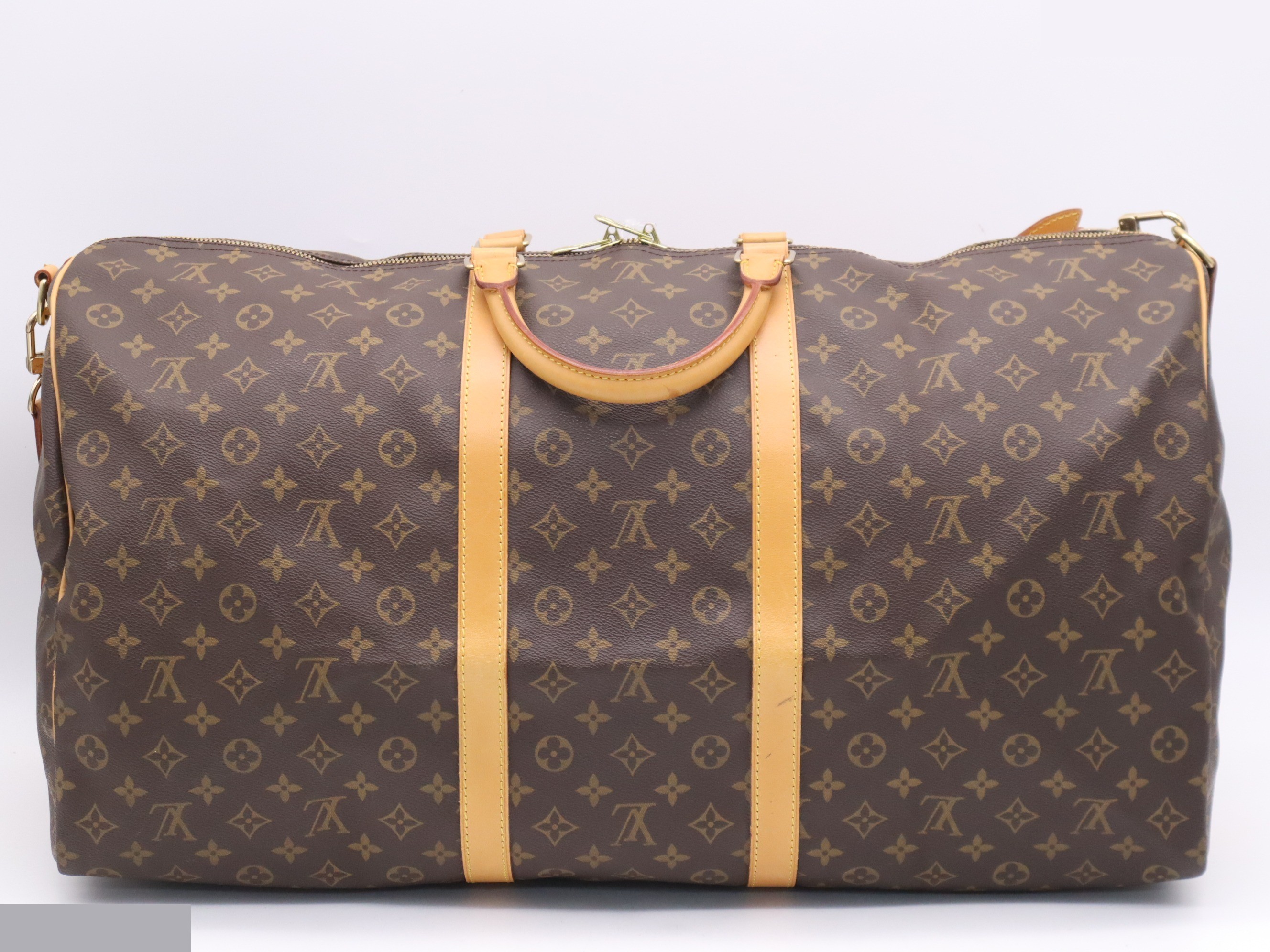 Keepall Bandoulière 60 with shoulder strap, padlock, key, and name tag. — view 2
