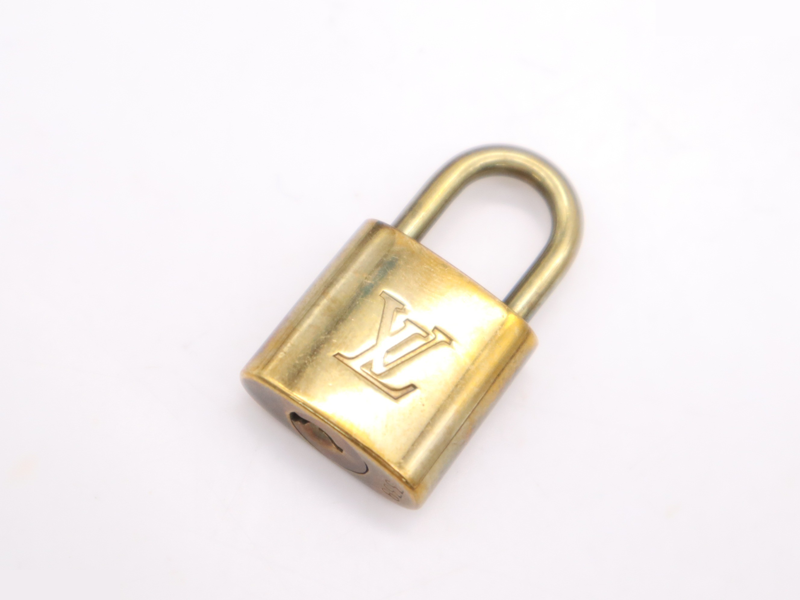 Keepall Bandoulière 60 with shoulder strap, padlock, key, and name tag. — view 11