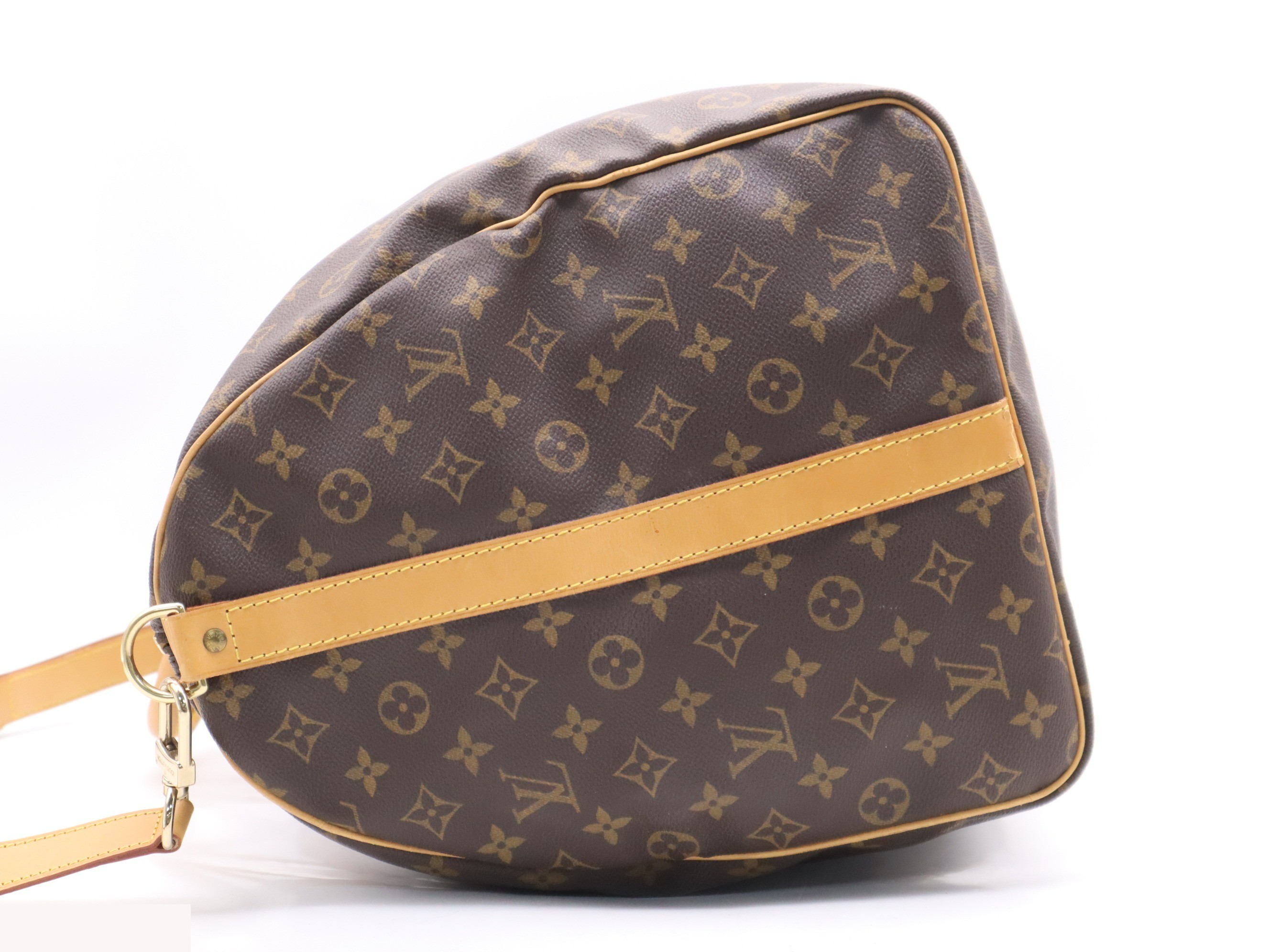 Keepall Bandoulière 60 with shoulder strap, padlock, key, and name tag. — view 3