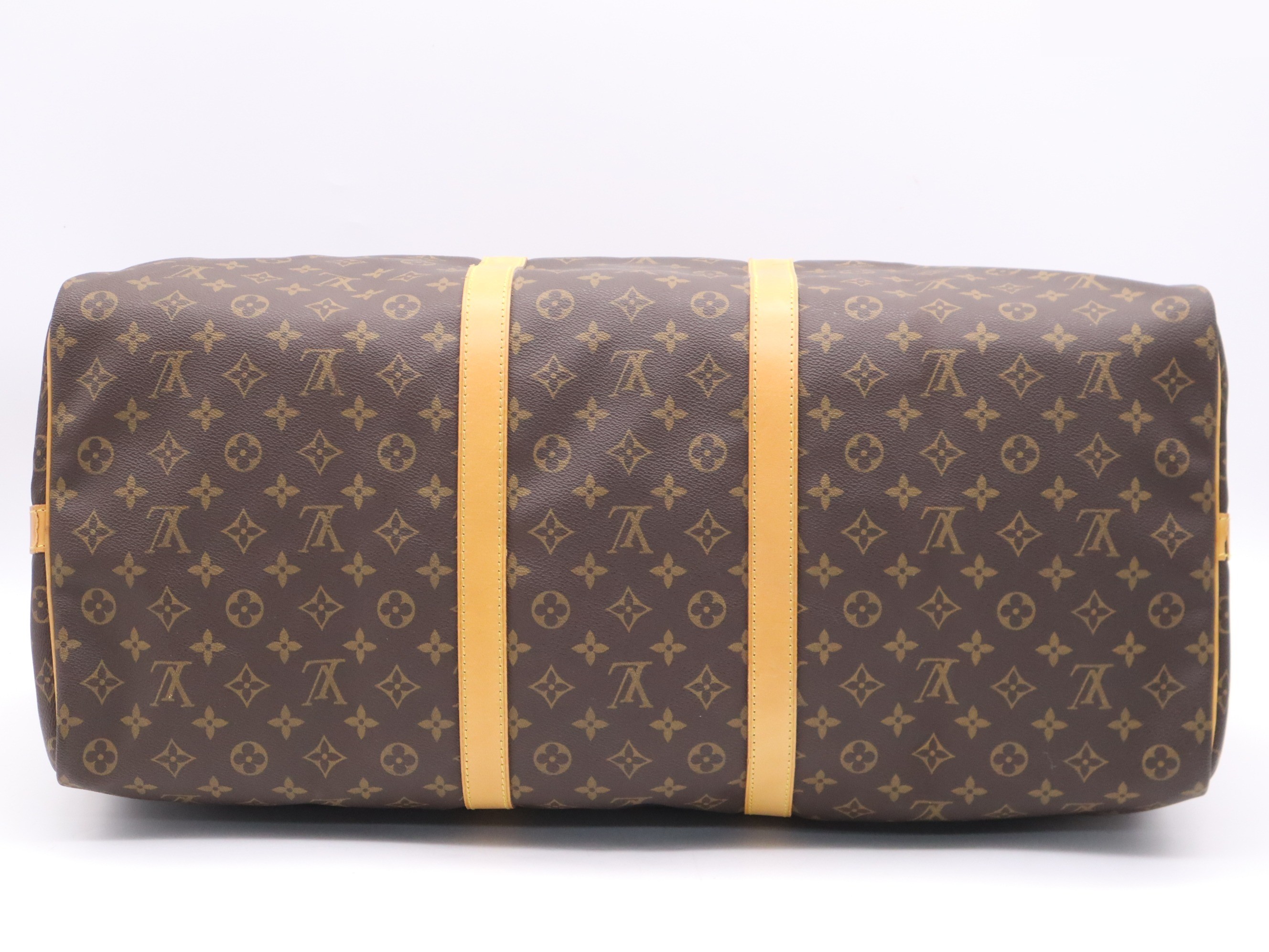 Keepall Bandoulière 60 with shoulder strap, padlock, key, and name tag. — view 4