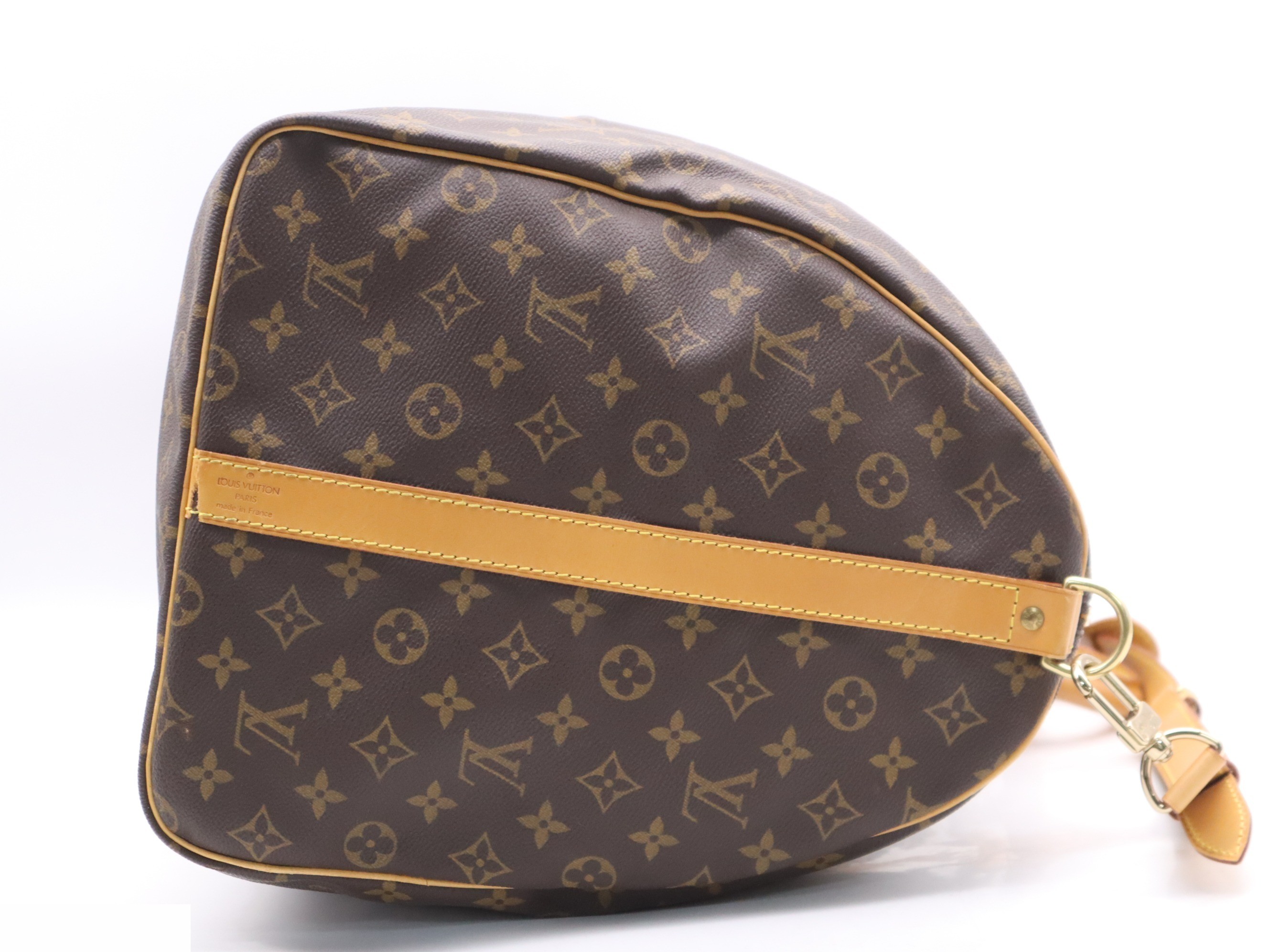 Keepall Bandoulière 60 with shoulder strap, padlock, key, and name tag. — view 5