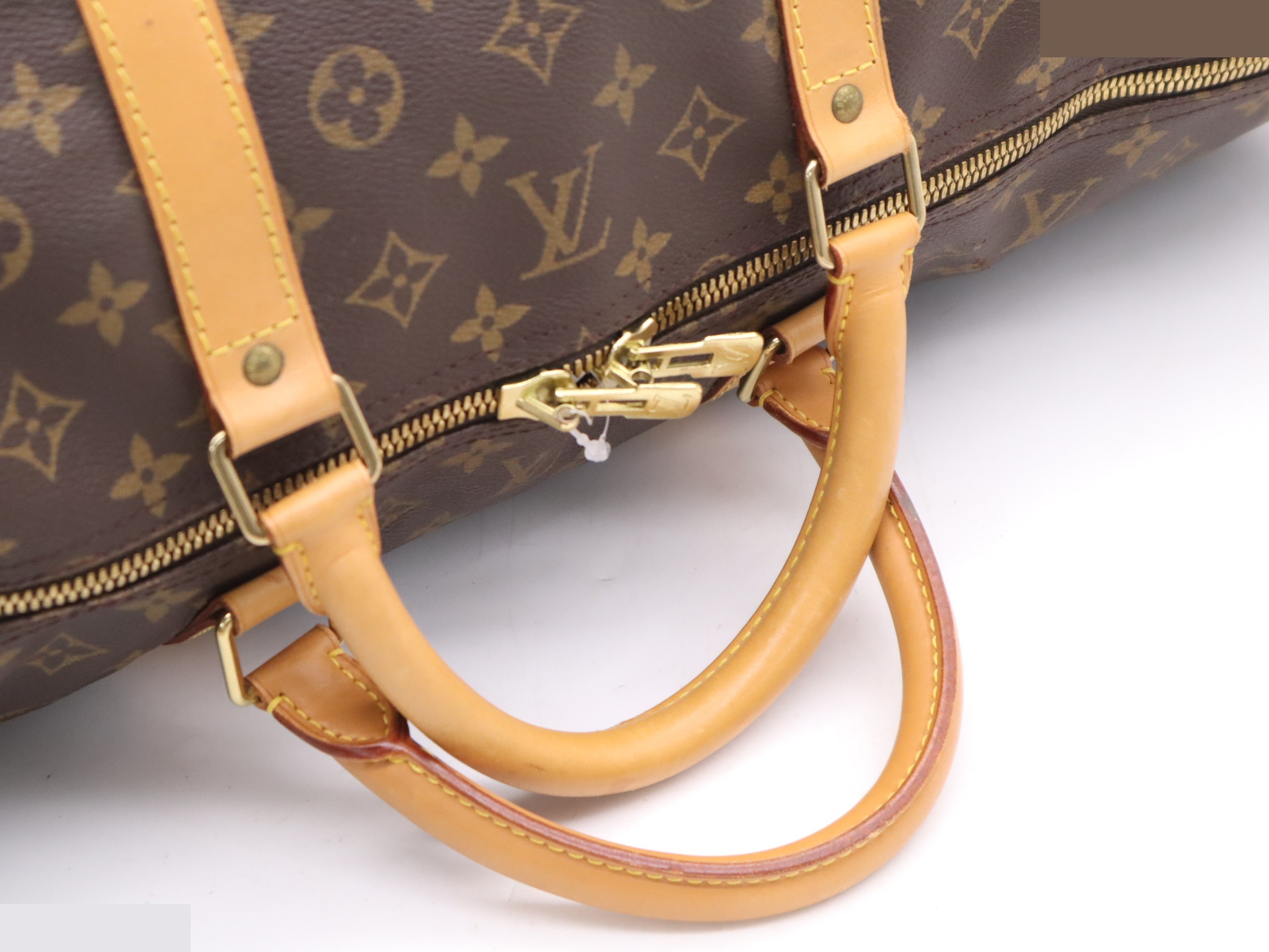 Keepall Bandoulière 60 with shoulder strap, padlock, key, and name tag. — view 6