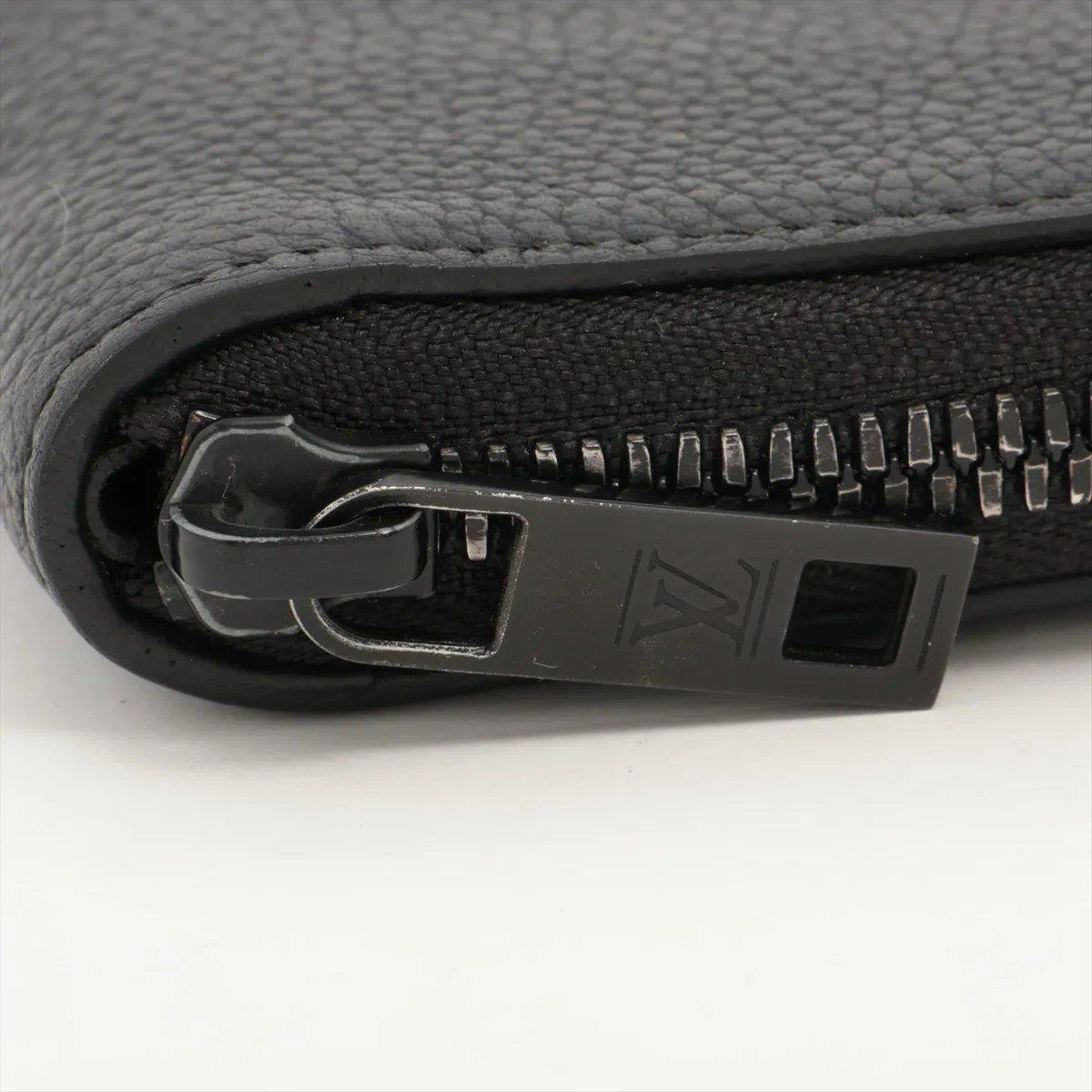 LV Aerogram Zippy Wallet Vertical M81743 Noir Round Zip Wallet — view 11
