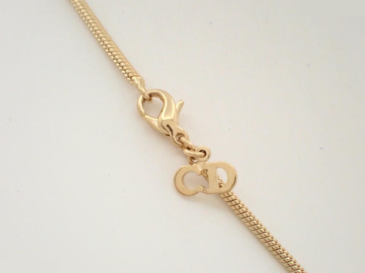Other lines: Precious metals, necklaces, pendants, chains approximately 55cm long. — view 2