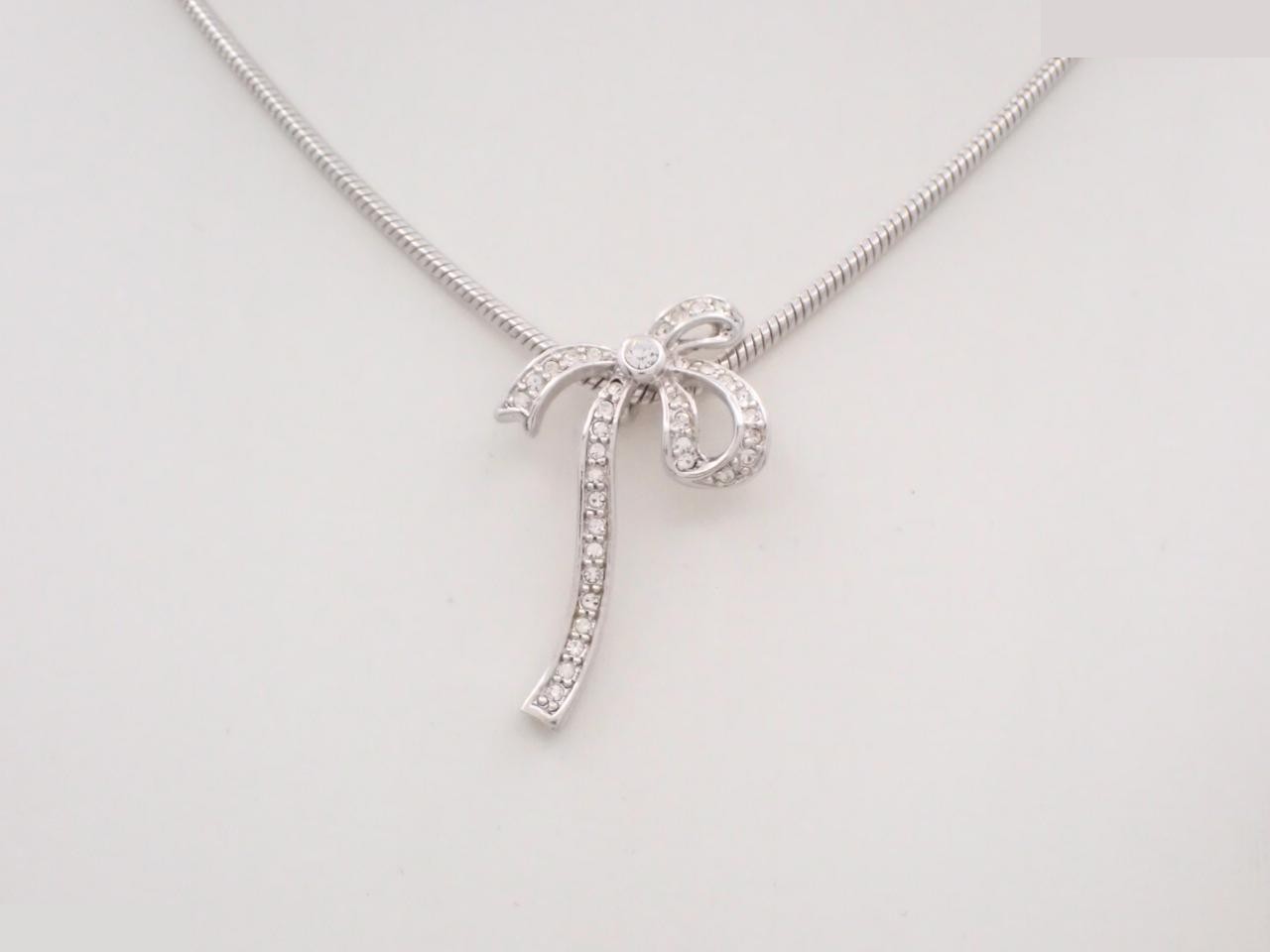 Other lines: Precious metal necklaces and pendants, chain approximately 42cm.