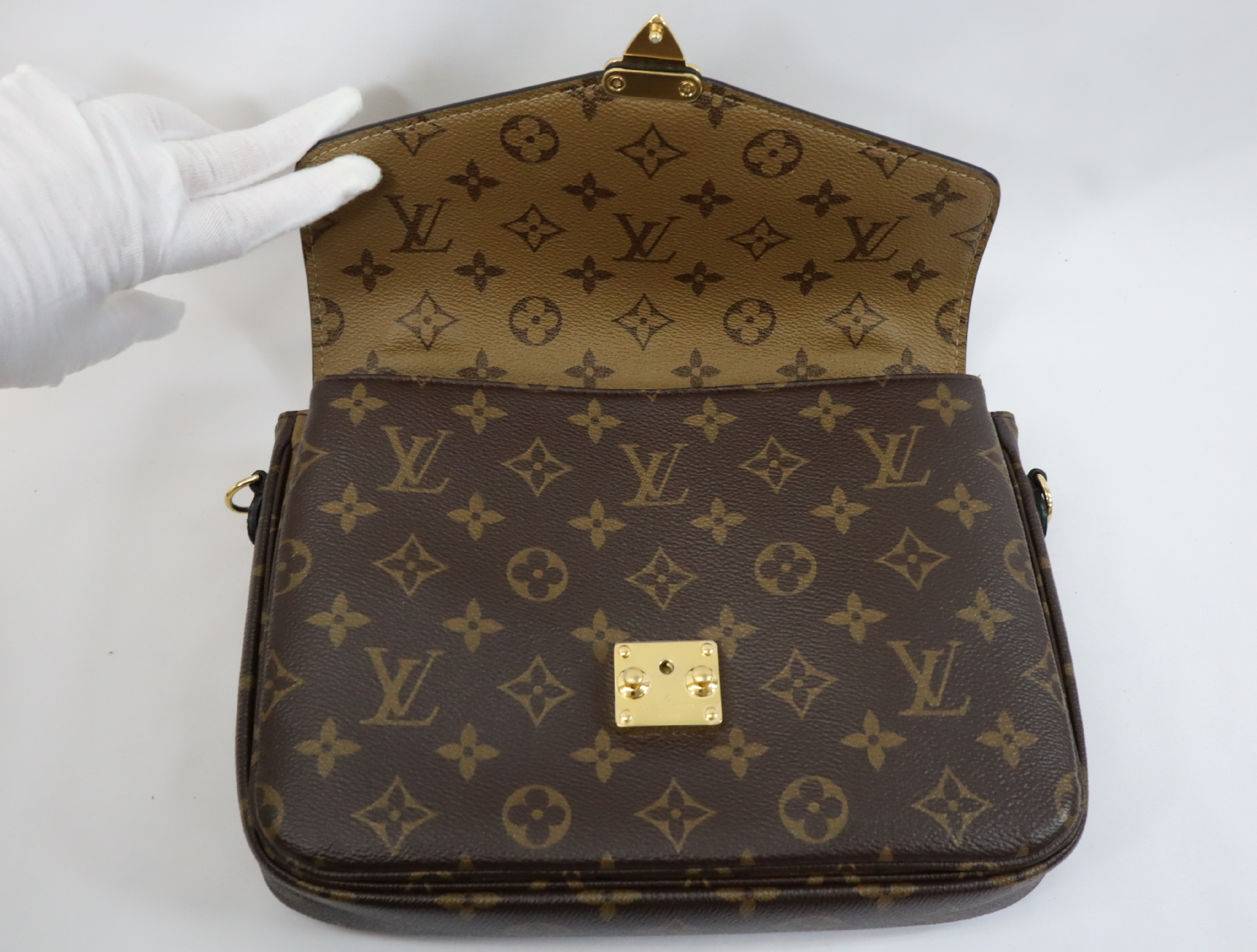 Monogram Reverse Pochette Metis MM M44876 Shoulder Bag (RFID detected) — view 13