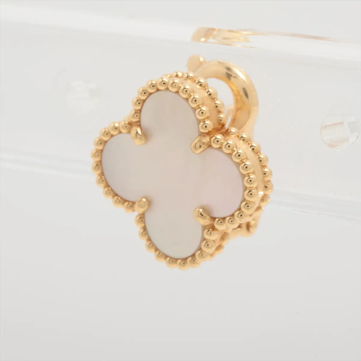 Vintage Alhambra Shell Earring, 750 (Yellow Gold), 3.8g, JF149398. Shell has — view 3