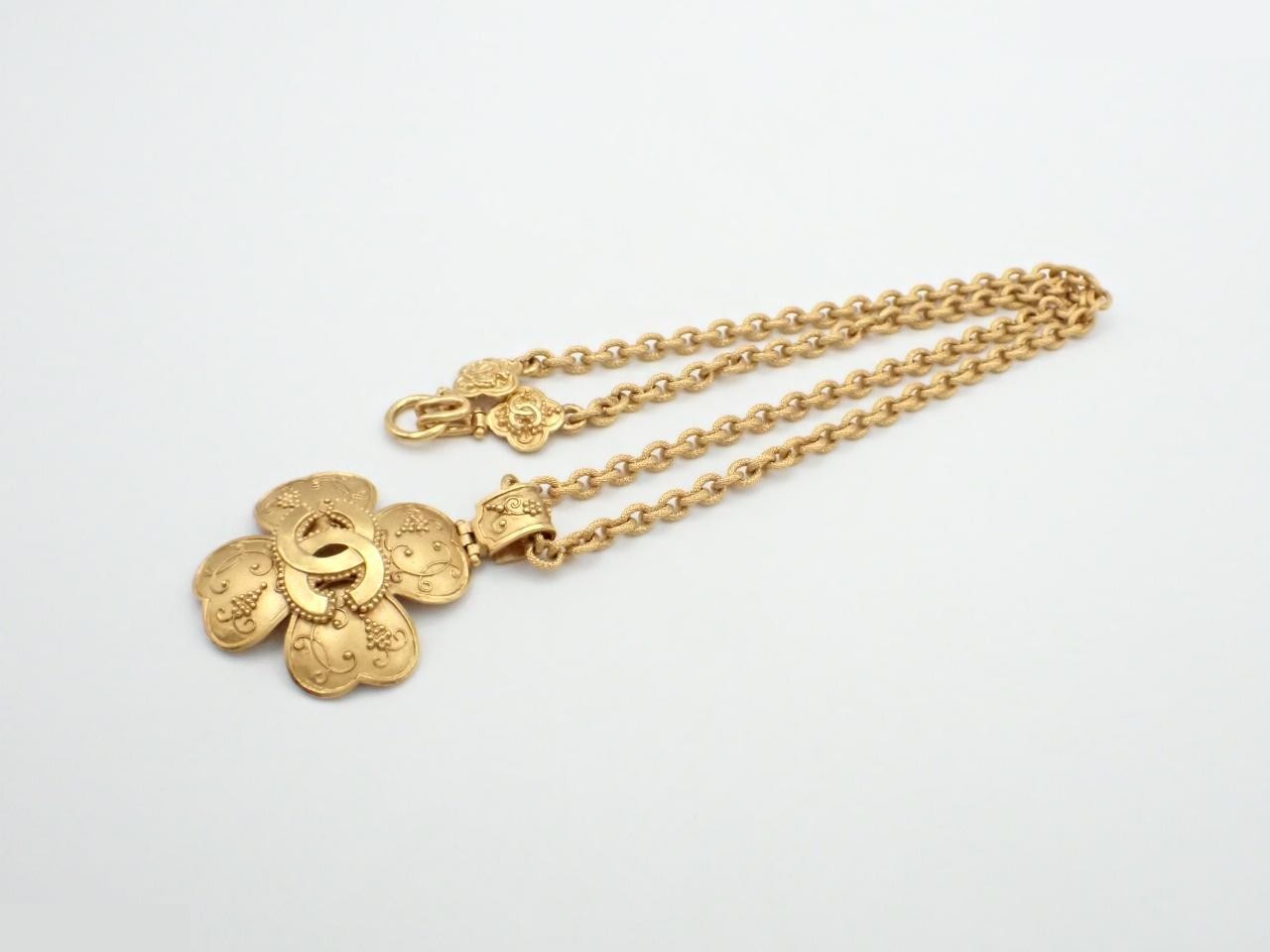 Vintage Clover Motif Necklace Pendant 96A — view 3