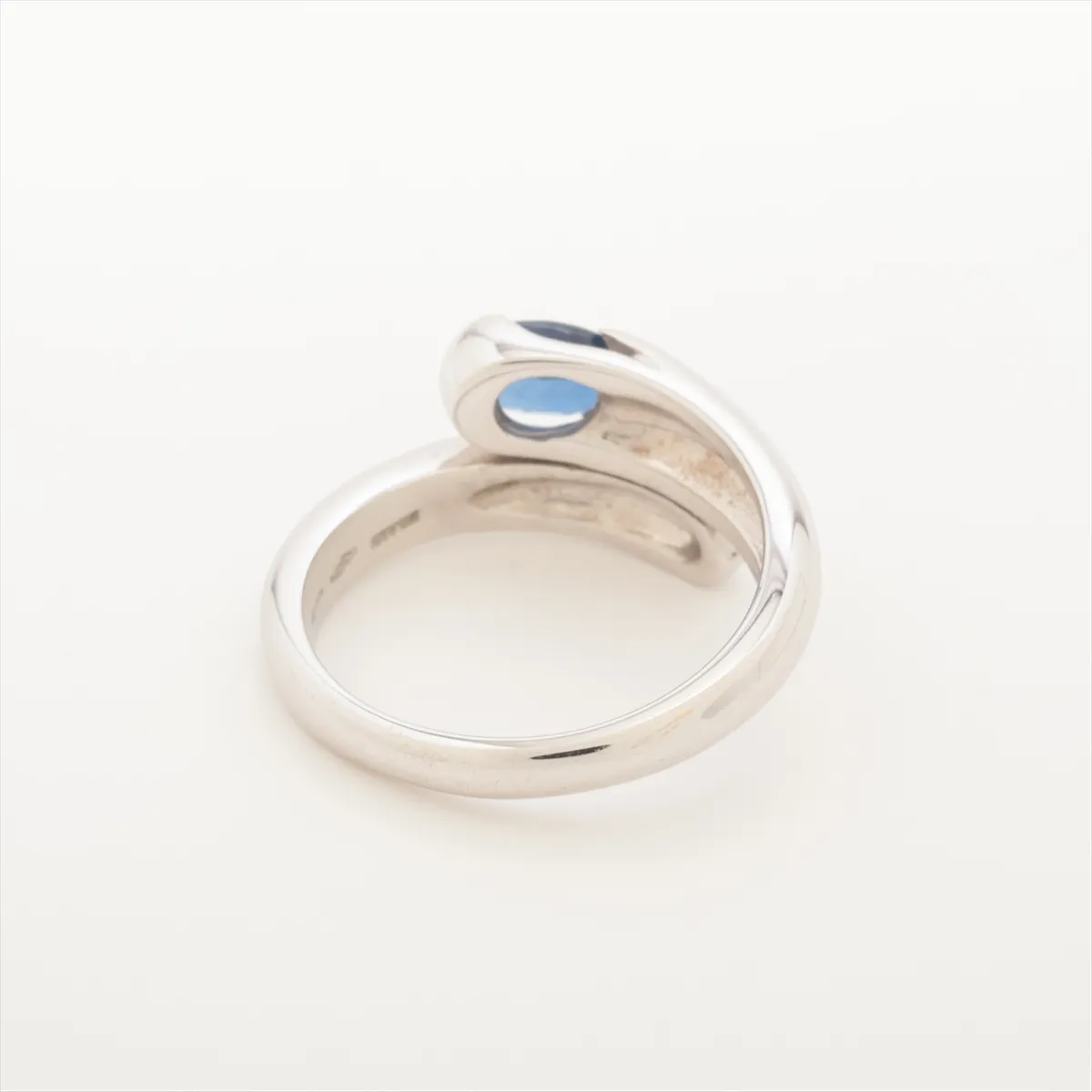 Astrea Sapphire Ring, 750 (WG), 5.8g. Minor chips and — view 2