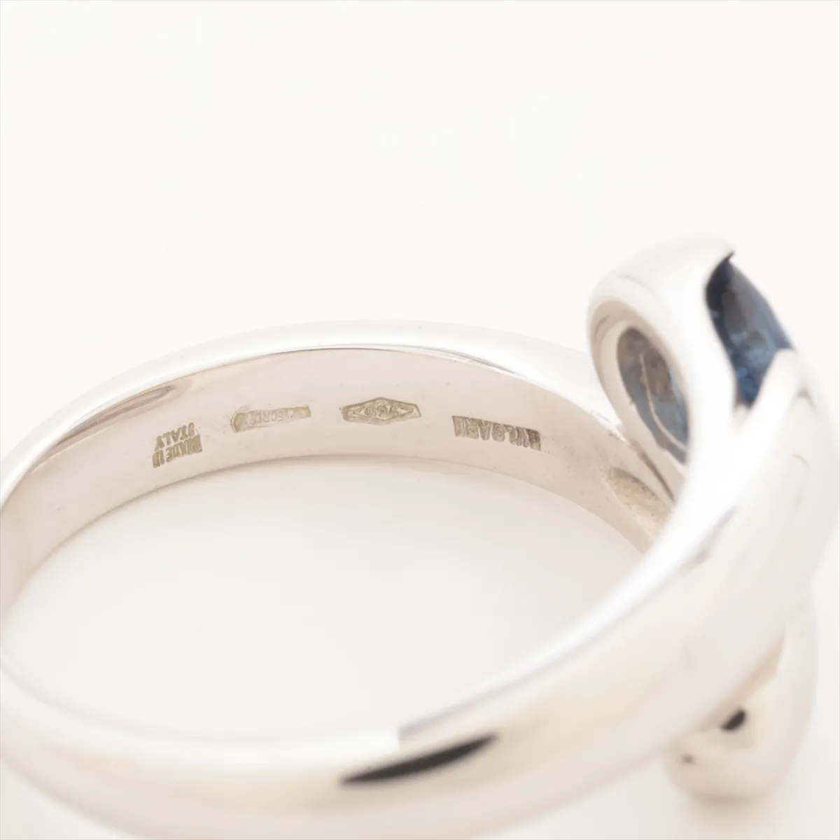 Astrea Sapphire Ring, 750 (WG), 5.8g. Minor chips and — view 3