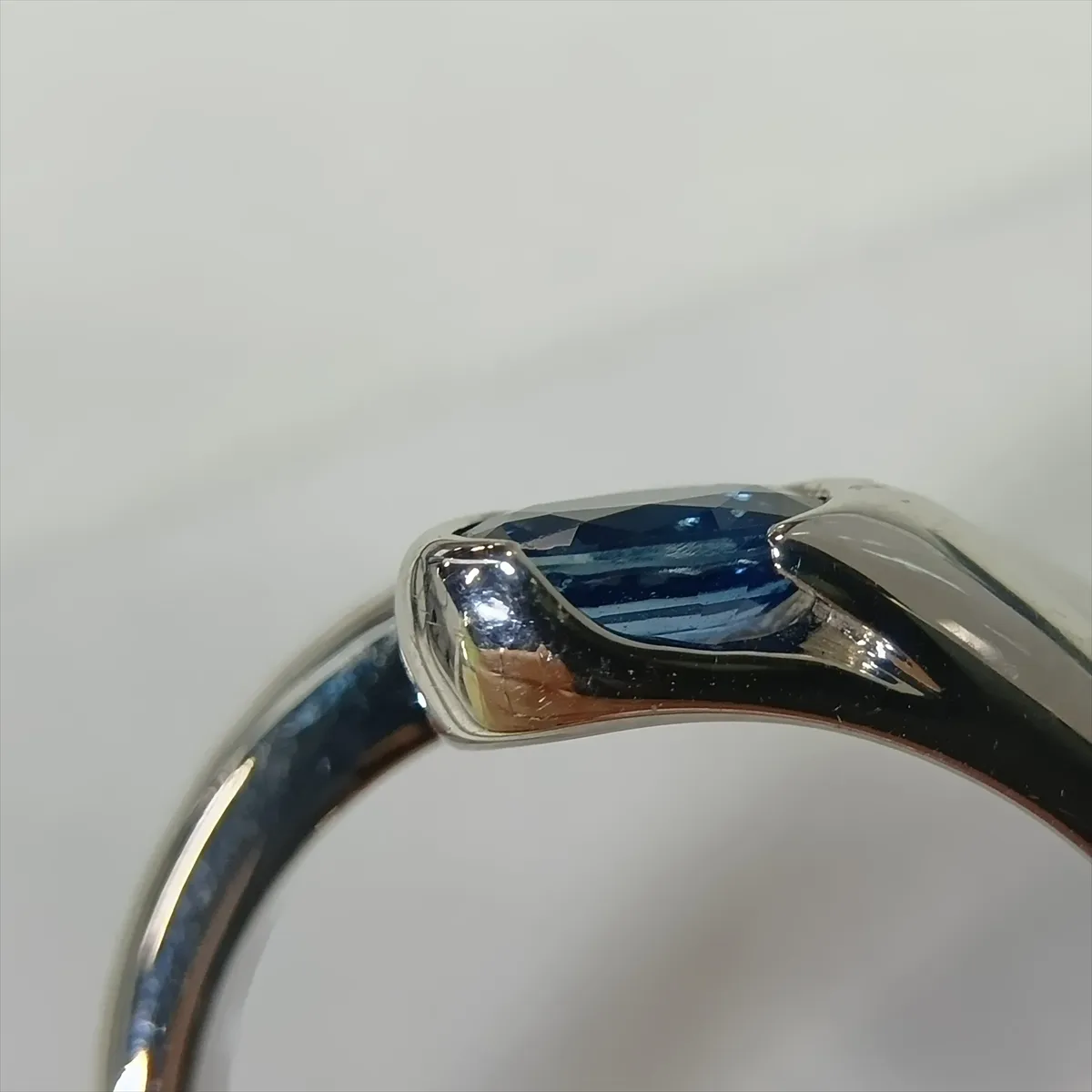 Astrea Sapphire Ring, 750 (WG), 5.8g. Minor chips and — view 6