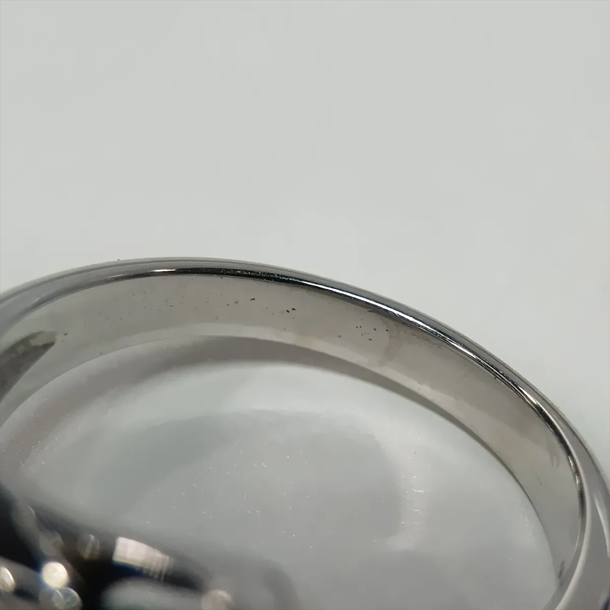 Astrea Sapphire Ring, 750 (WG), 5.8g. Minor chips and — view 7