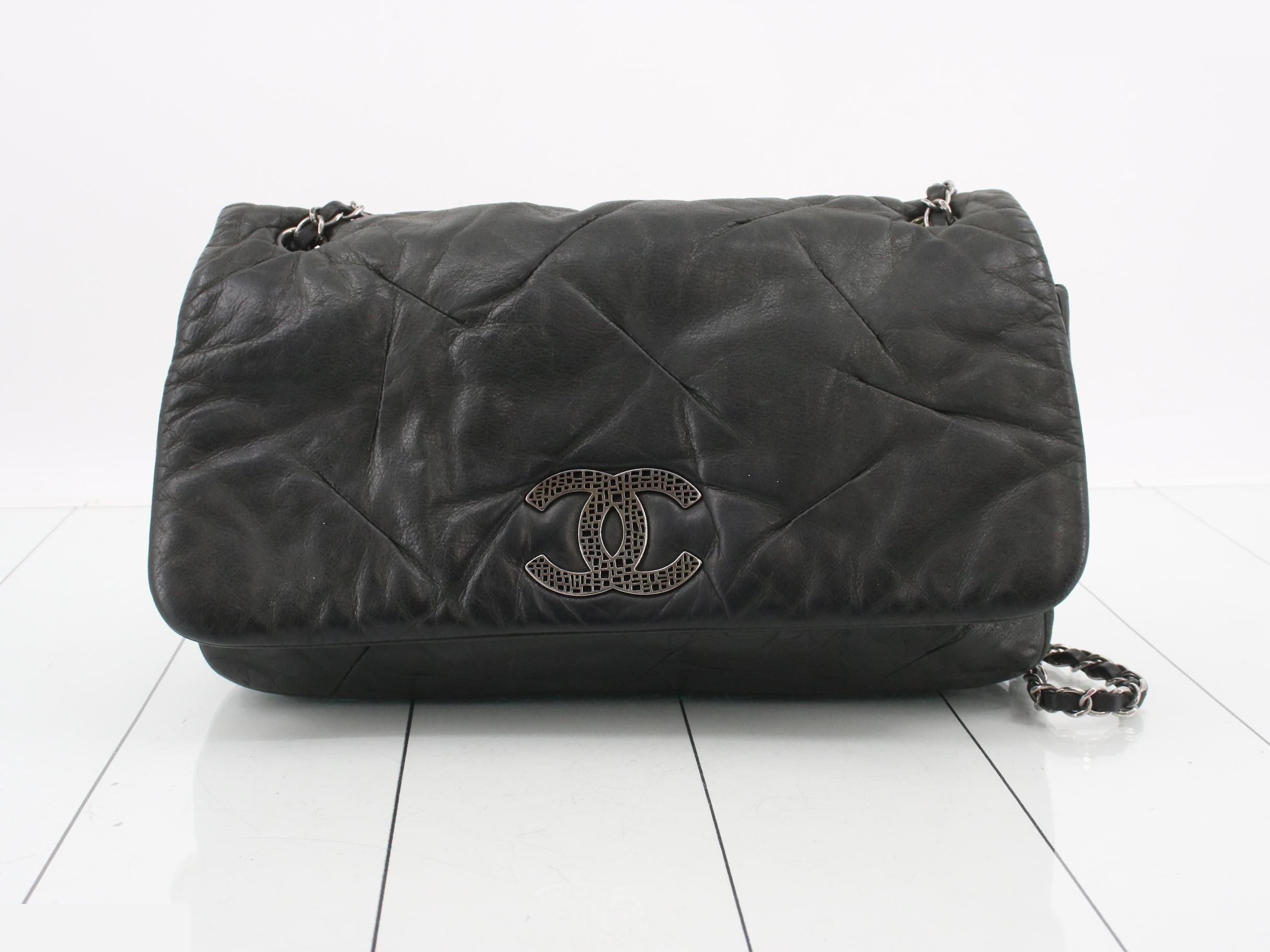 Chain shoulder bag with flap