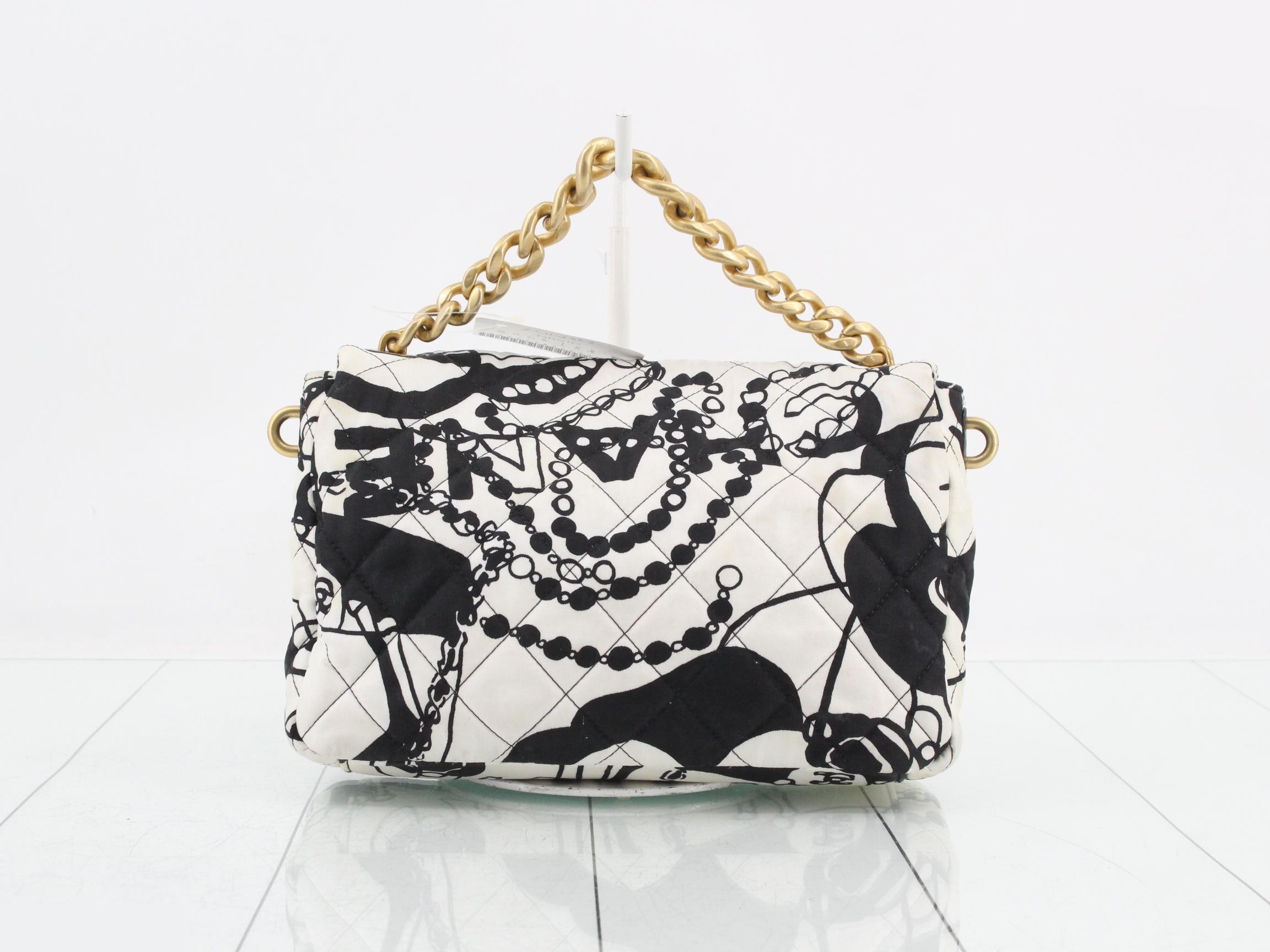 Matelassé Icon Logo Chain Shoulder Bag (Random Serial Number) — view 2