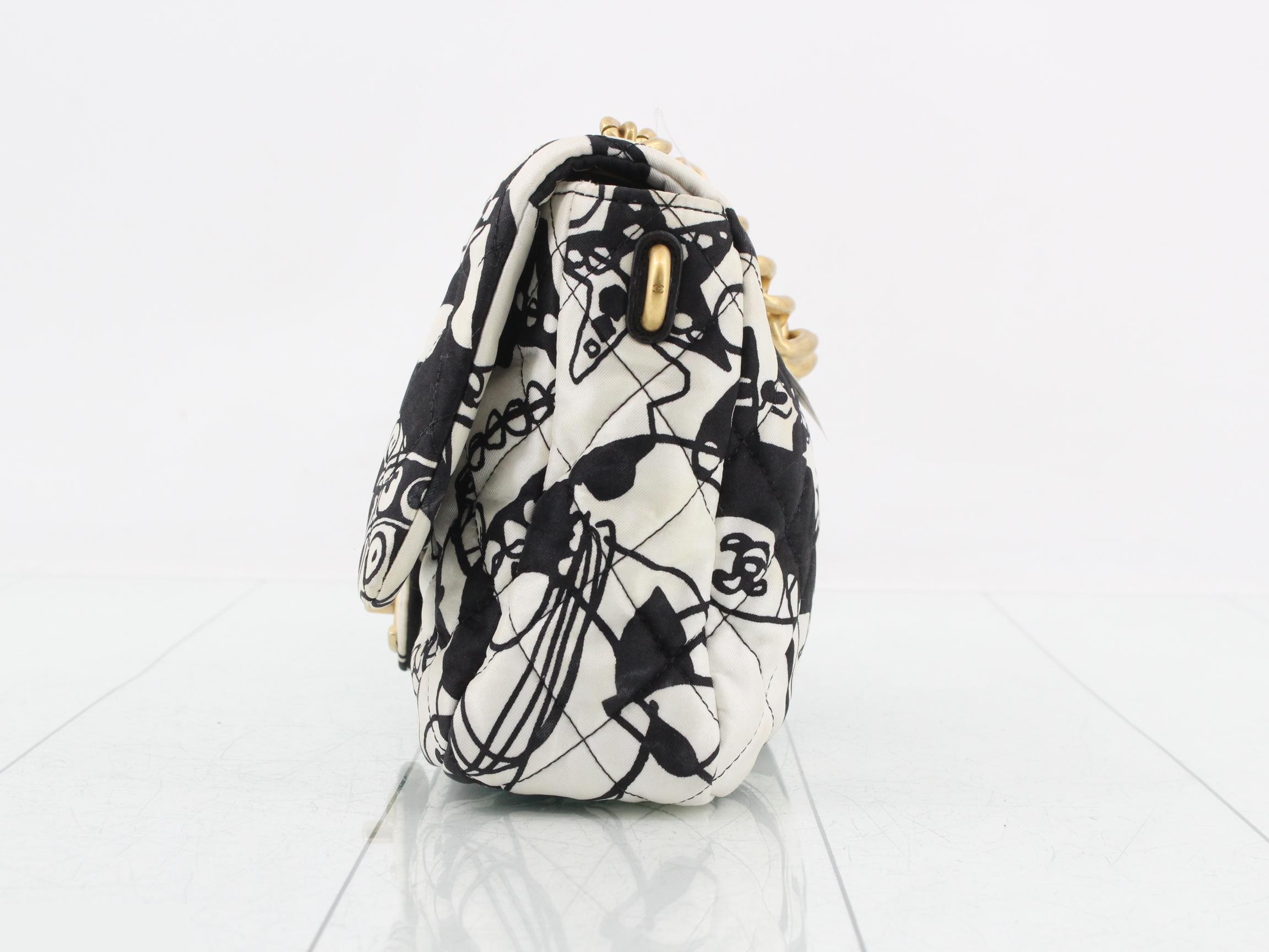 Matelassé Icon Logo Chain Shoulder Bag (Random Serial Number) — view 3