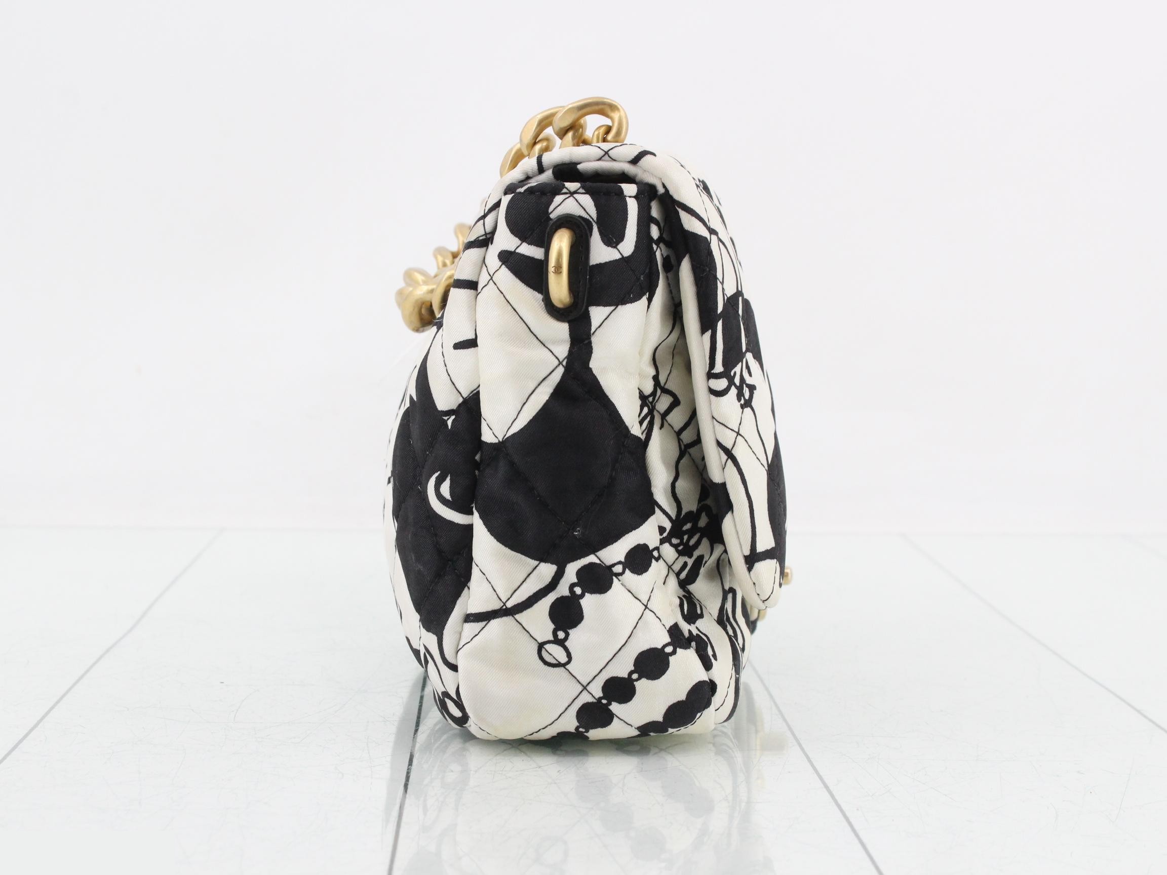 Matelassé Icon Logo Chain Shoulder Bag (Random Serial Number) — view 4