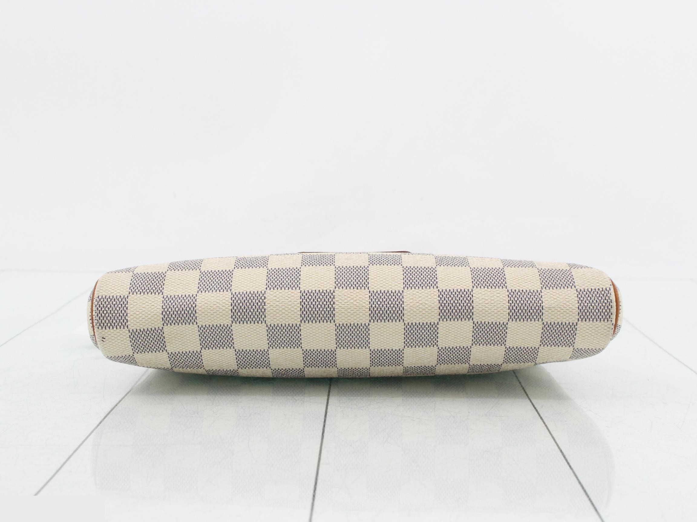 Ｅｖａ ｐｏｕｃｈ — view 3