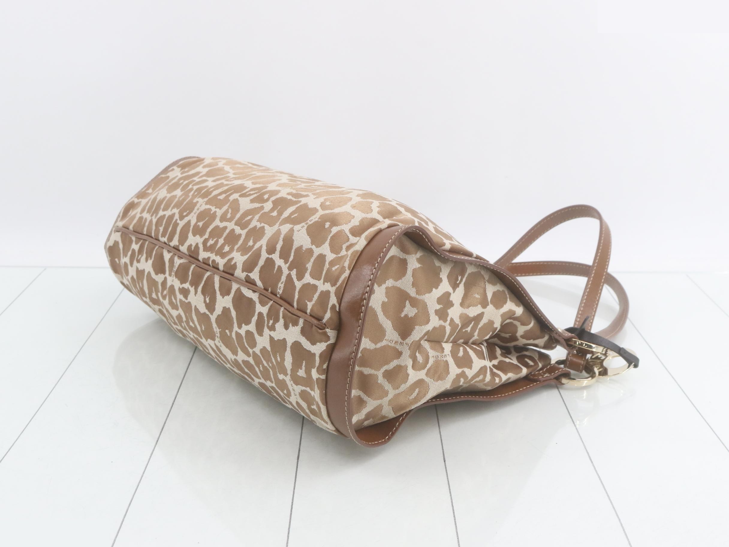 Giraffe Chef Bag Shoulder Bag — view 6