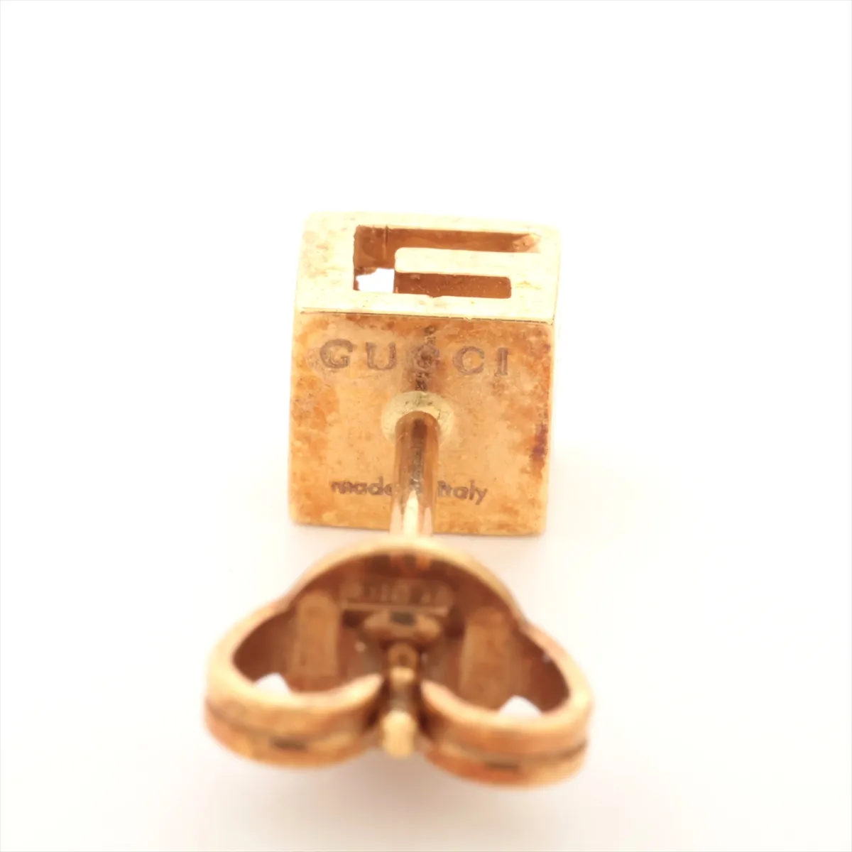 G-logo earrings, 750 (yellow gold), 2.0g, item number 1697AR. Post is slightly bent, burrs remain, catch has no brand engraving. — view 5