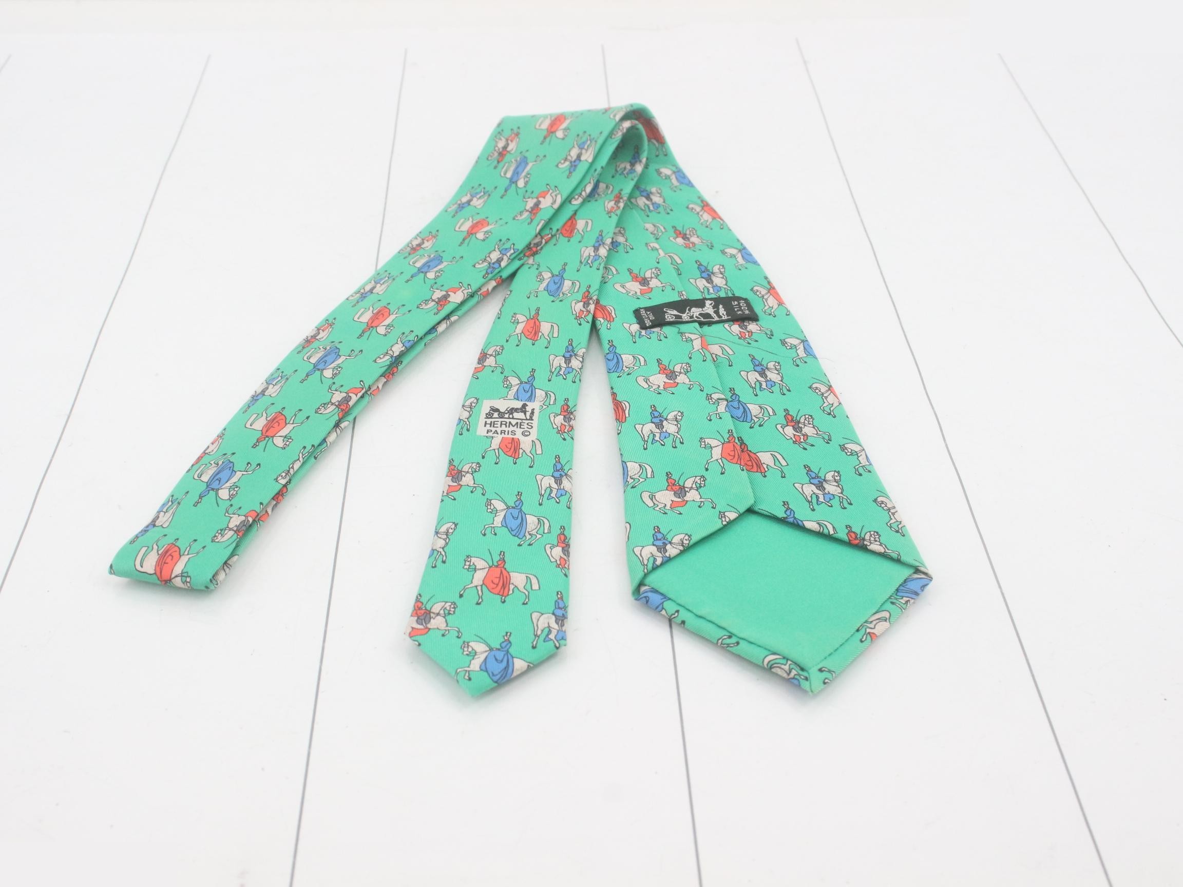 tie — view 2