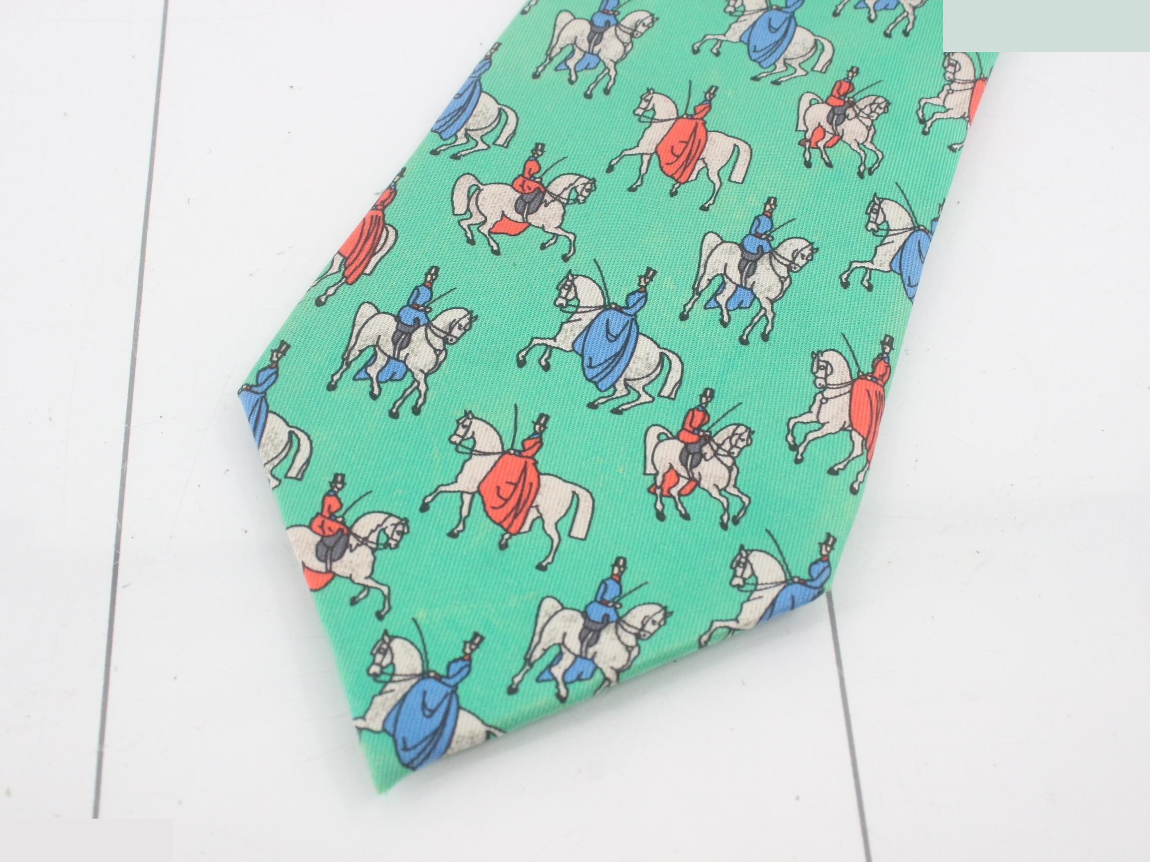 tie — view 3