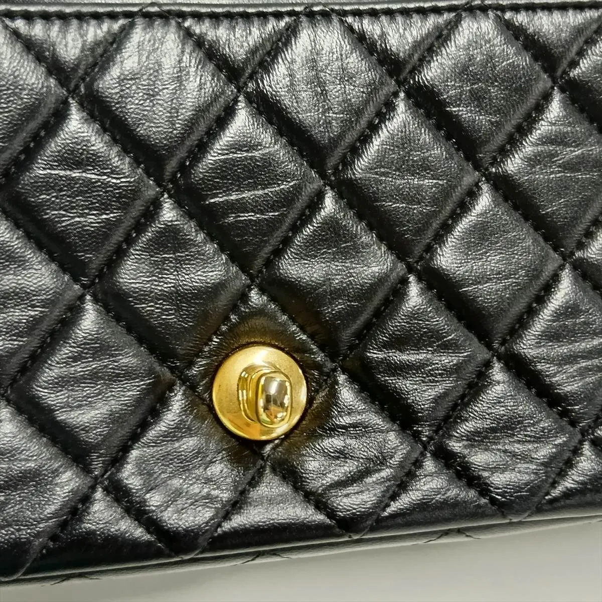 [Individually packaged] Chanel Mini Matelassé Lambskin Single Flap Single Chain Bag Charm, Black with Gold Hardware, 31247978, Serial Number 31 — view 14