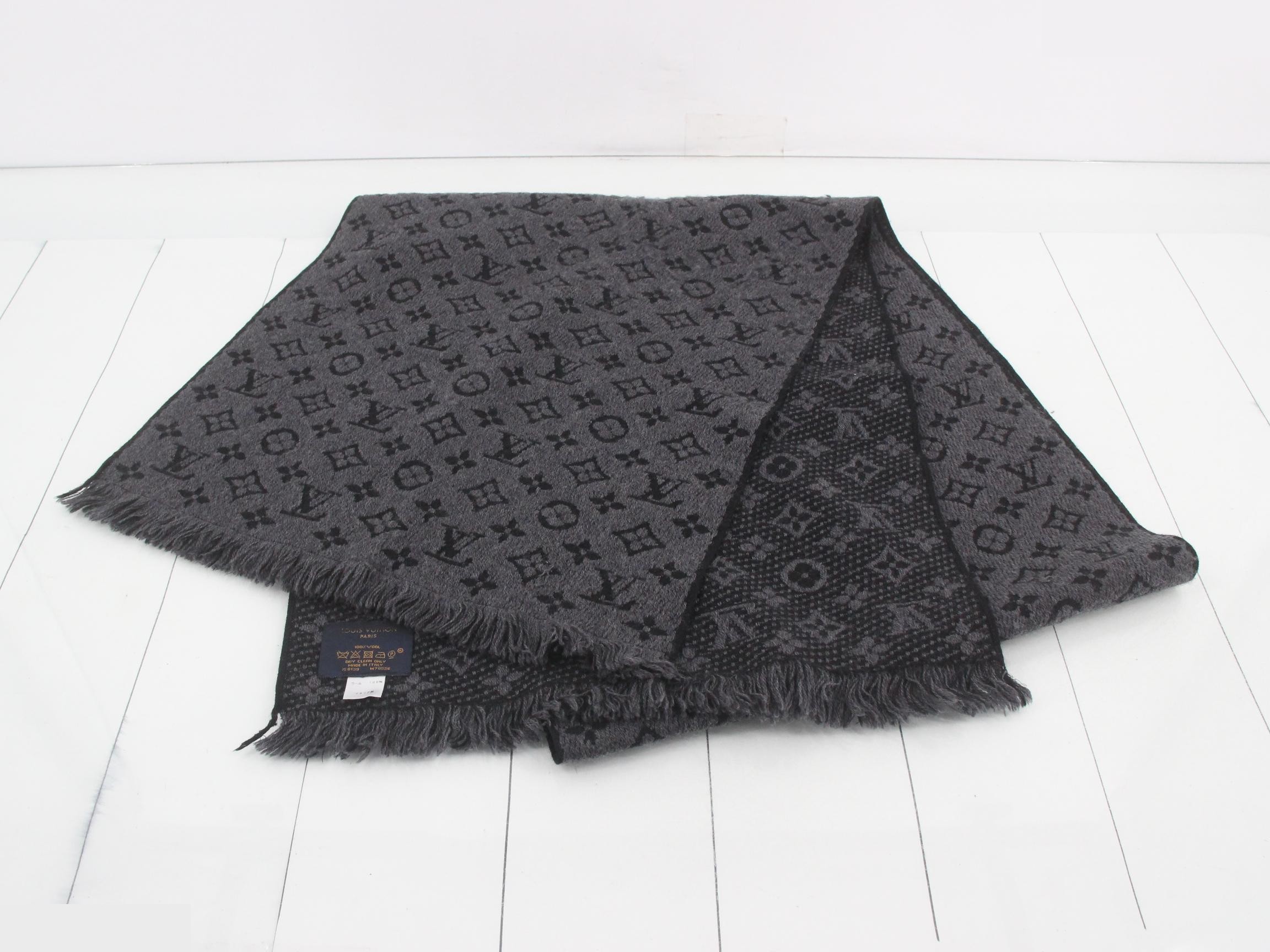Tag attached. Echarpe Monogram Classic M78526 — view 2