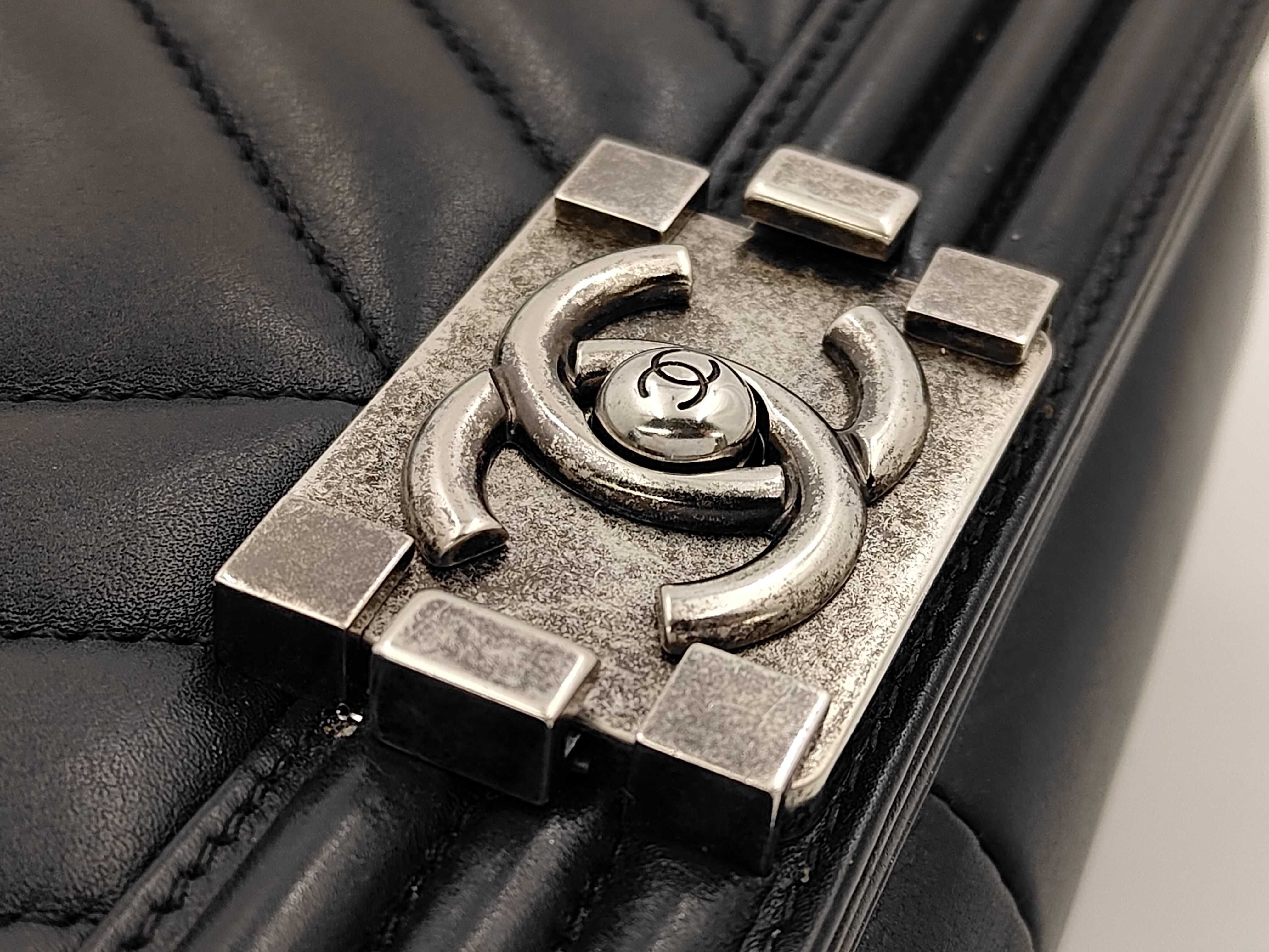 Boy Chanel 25 V-stitch Lambskin Shoulder Bag — view 15