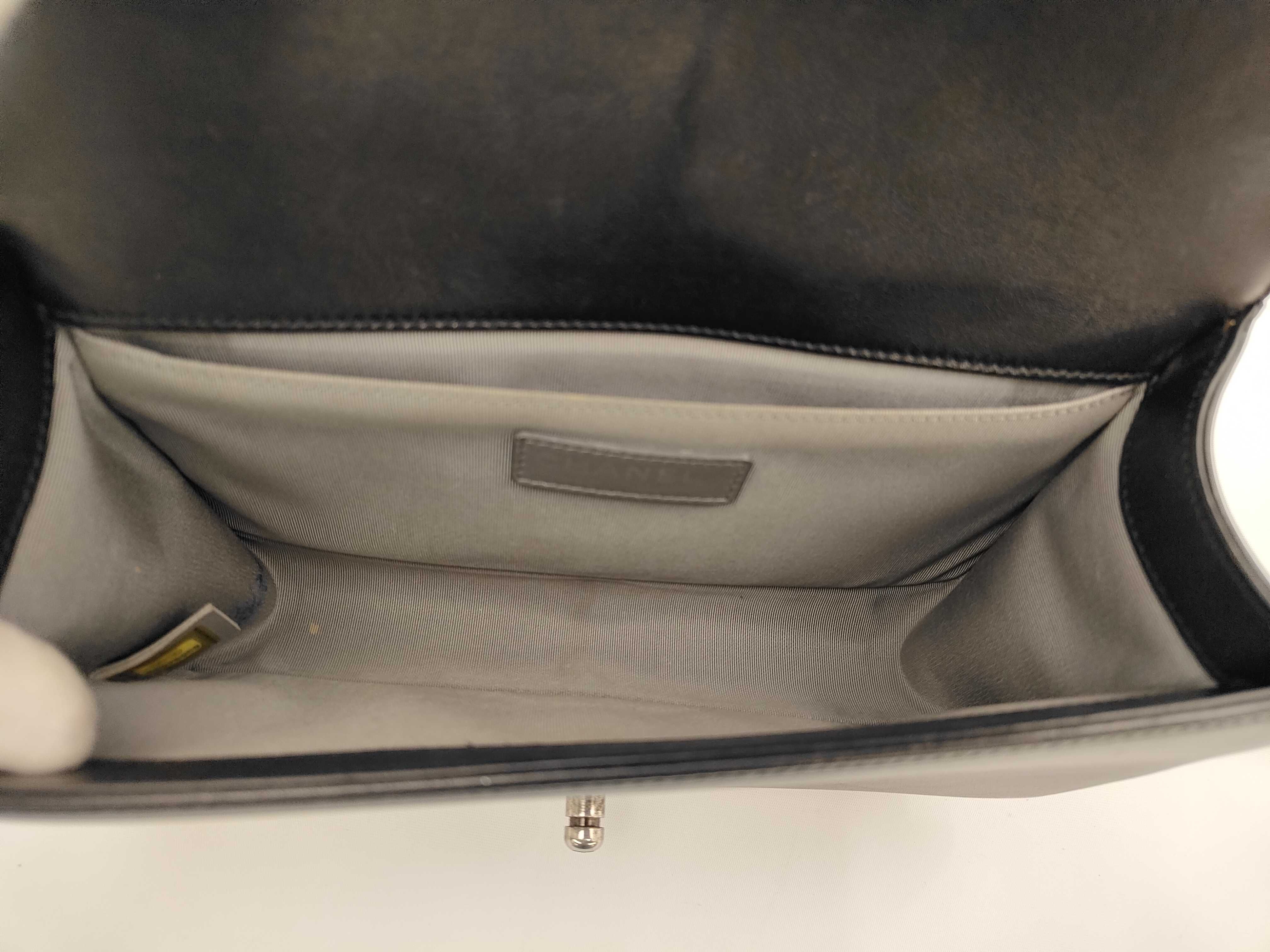 Boy Chanel 25 V-stitch Lambskin Shoulder Bag — view 9