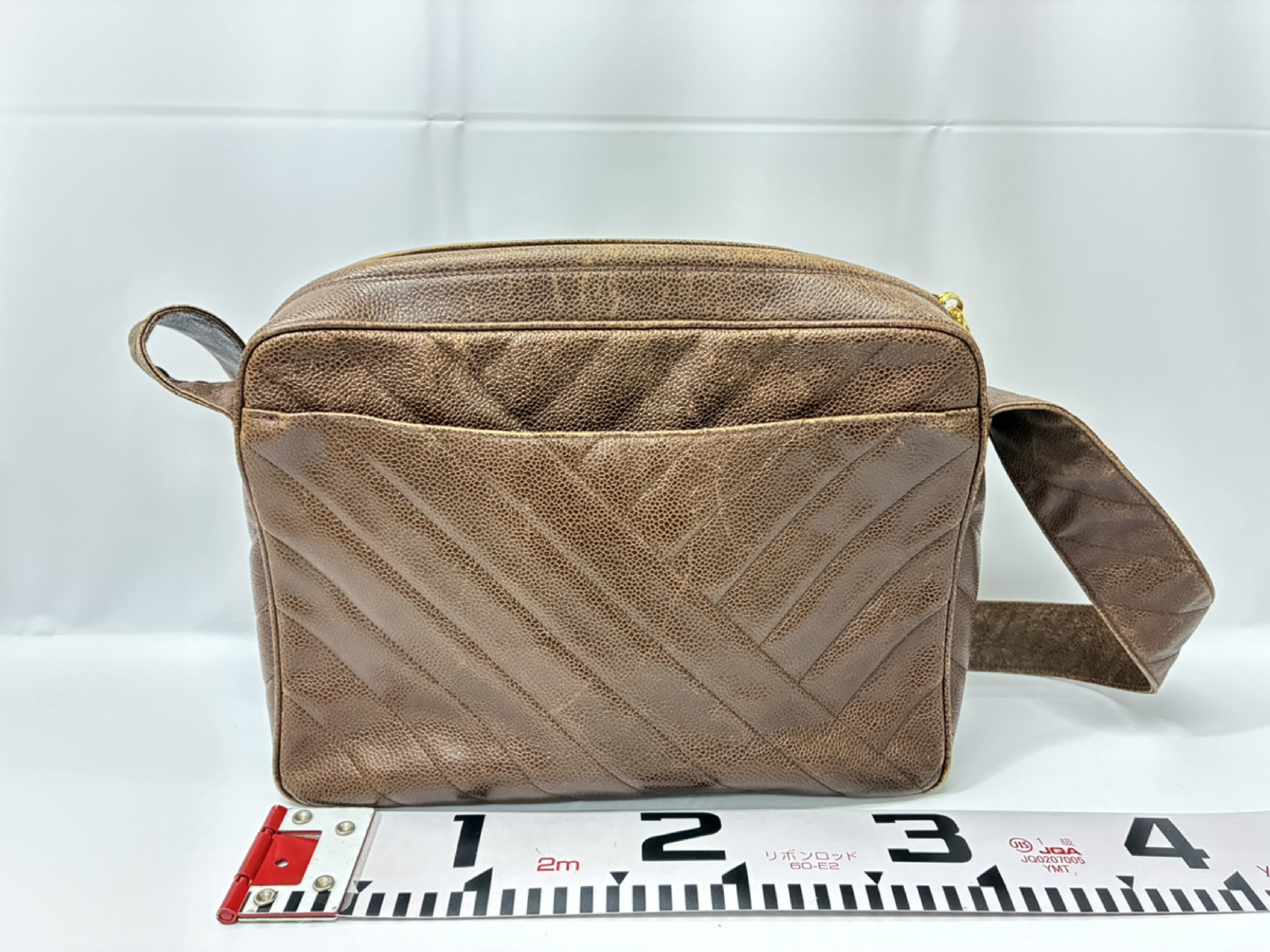 V-stitch shoulder bag, leather — view 2