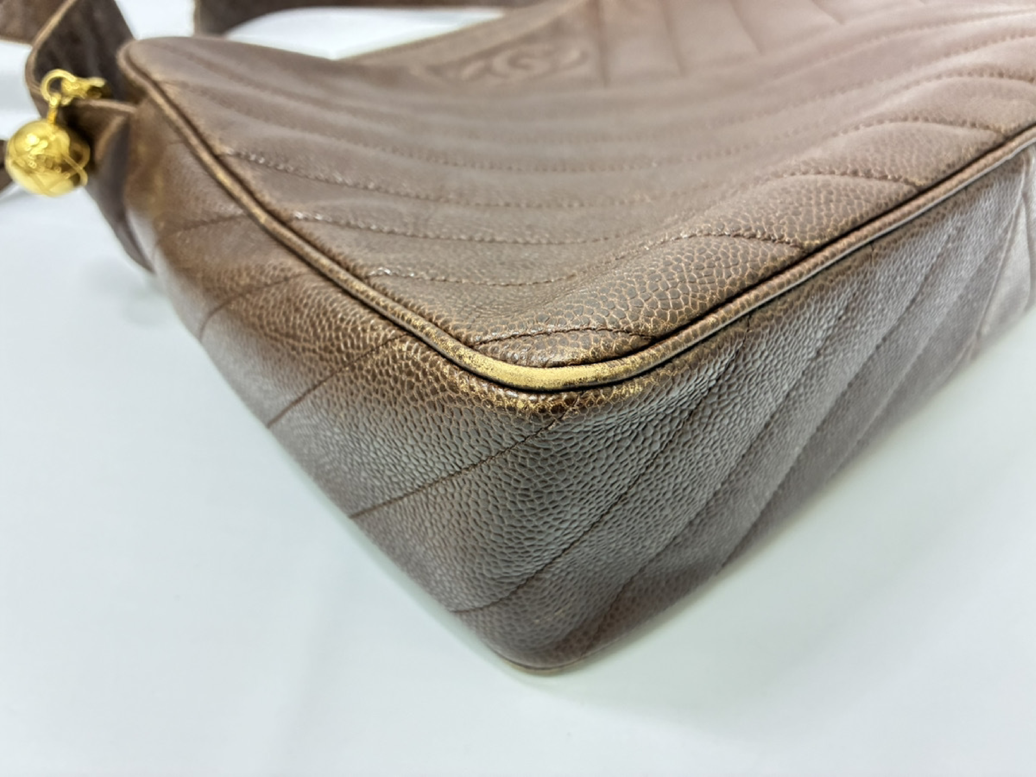 V-stitch shoulder bag, leather — view 3