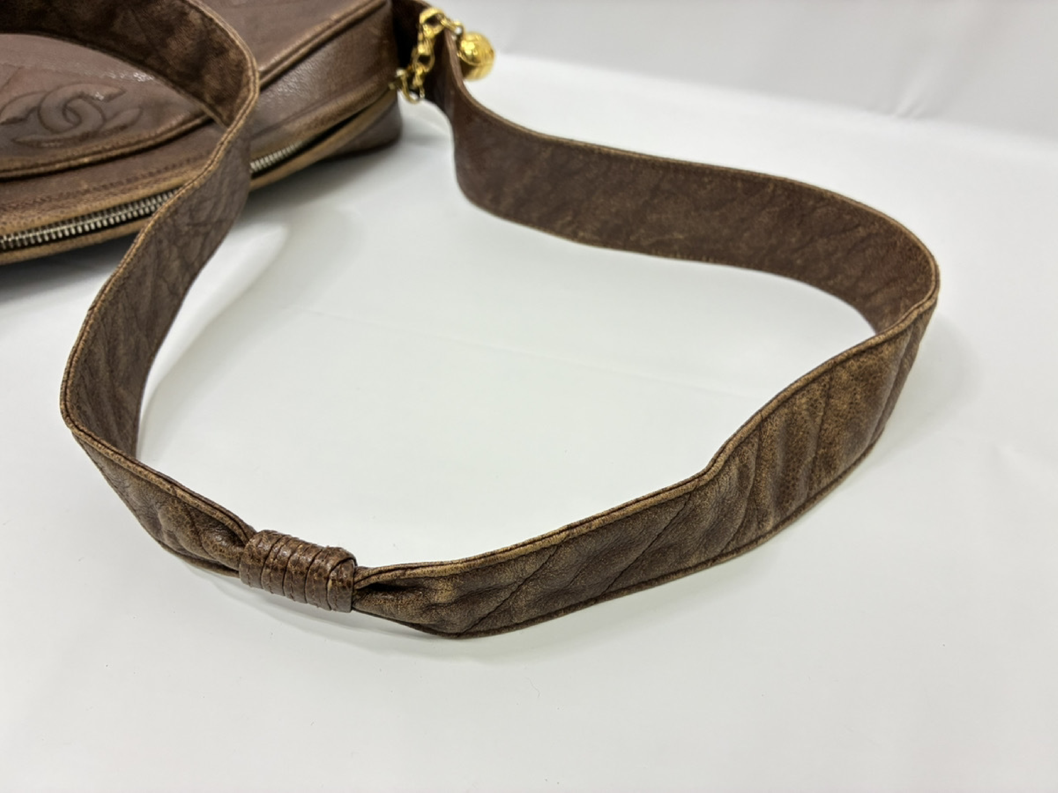 V-stitch shoulder bag, leather — view 7
