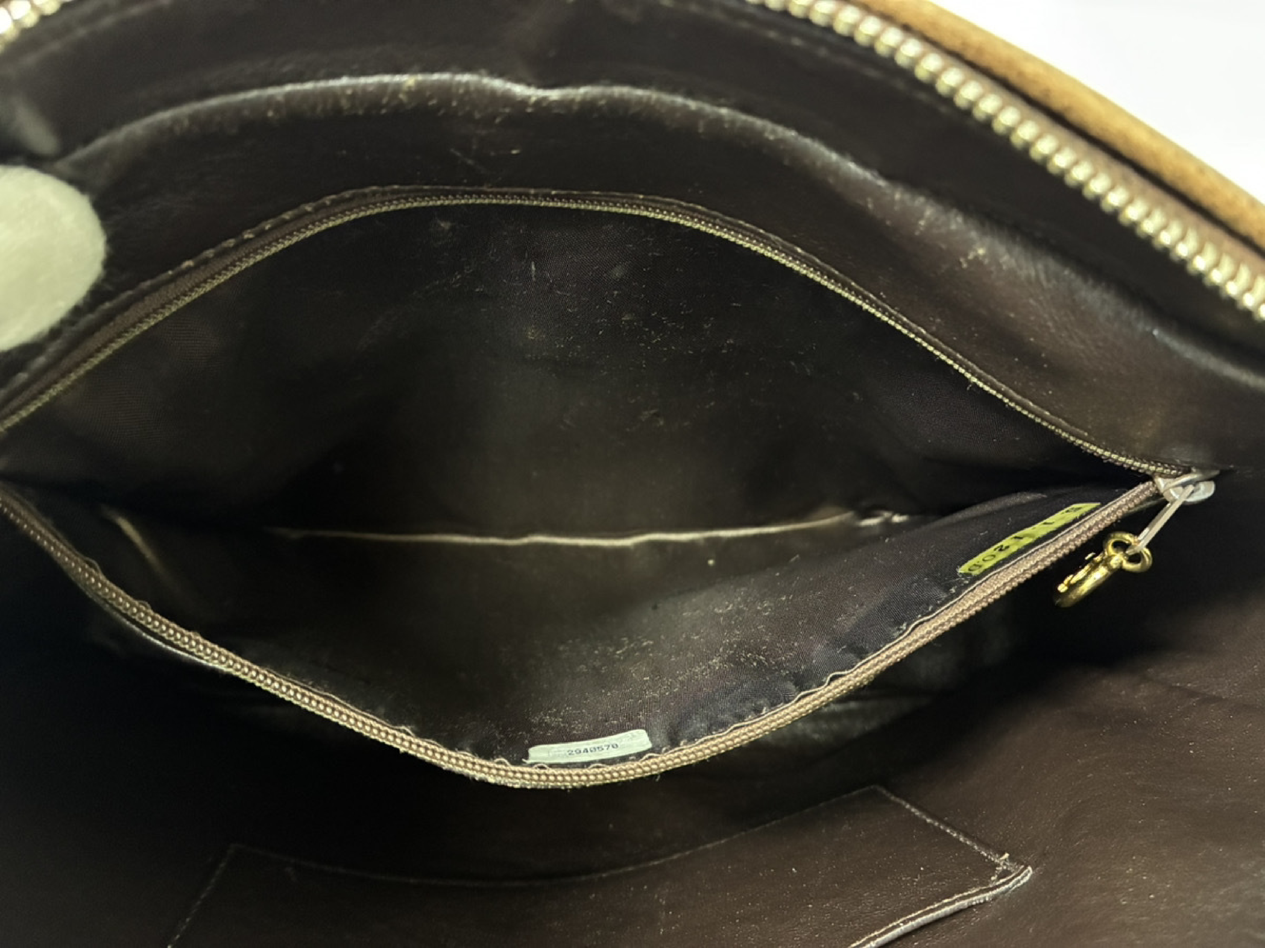 V-stitch shoulder bag, leather — view 9