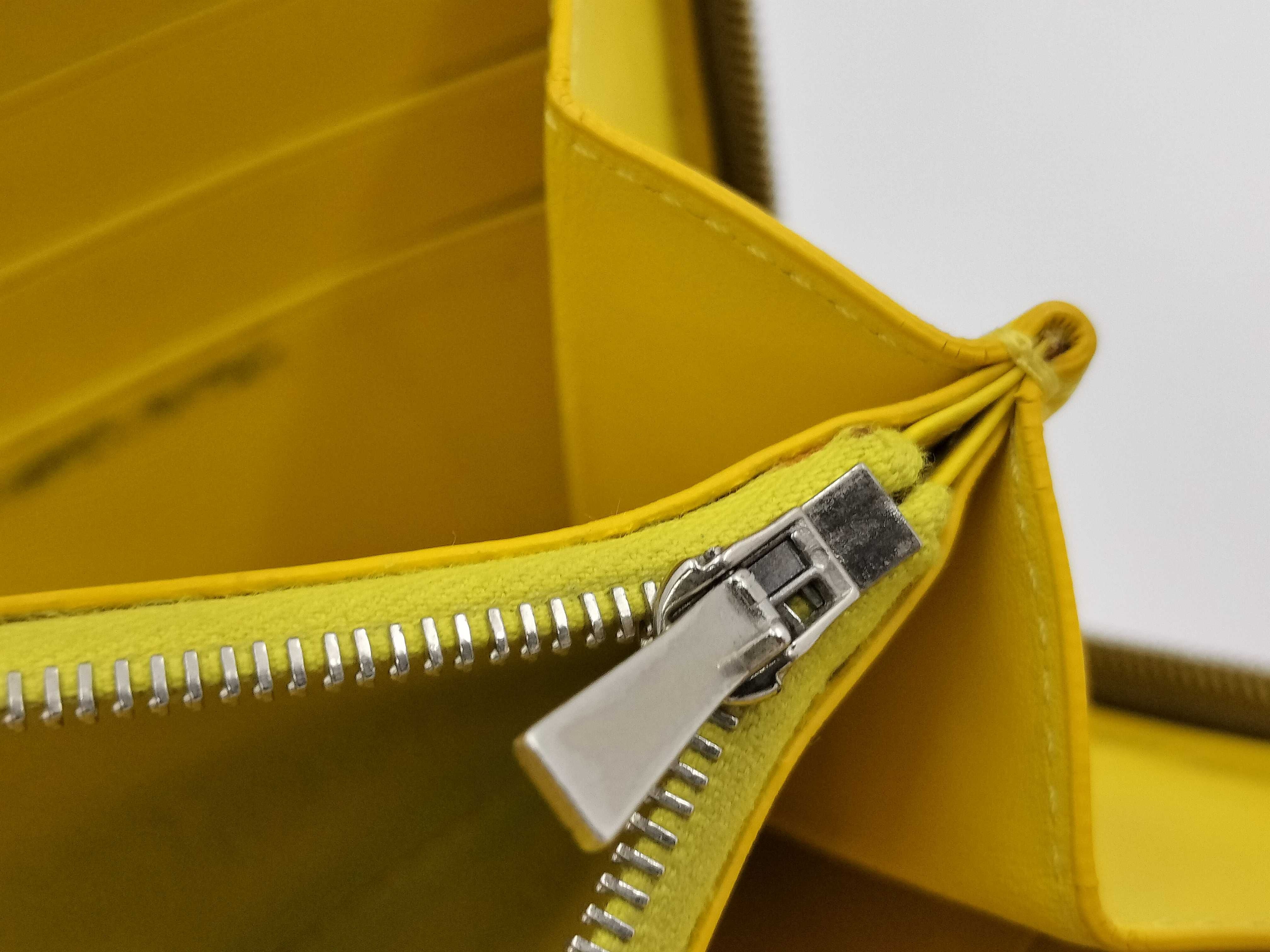 Round Zip Long Wallet, Box & Dust Bag Included — view 13