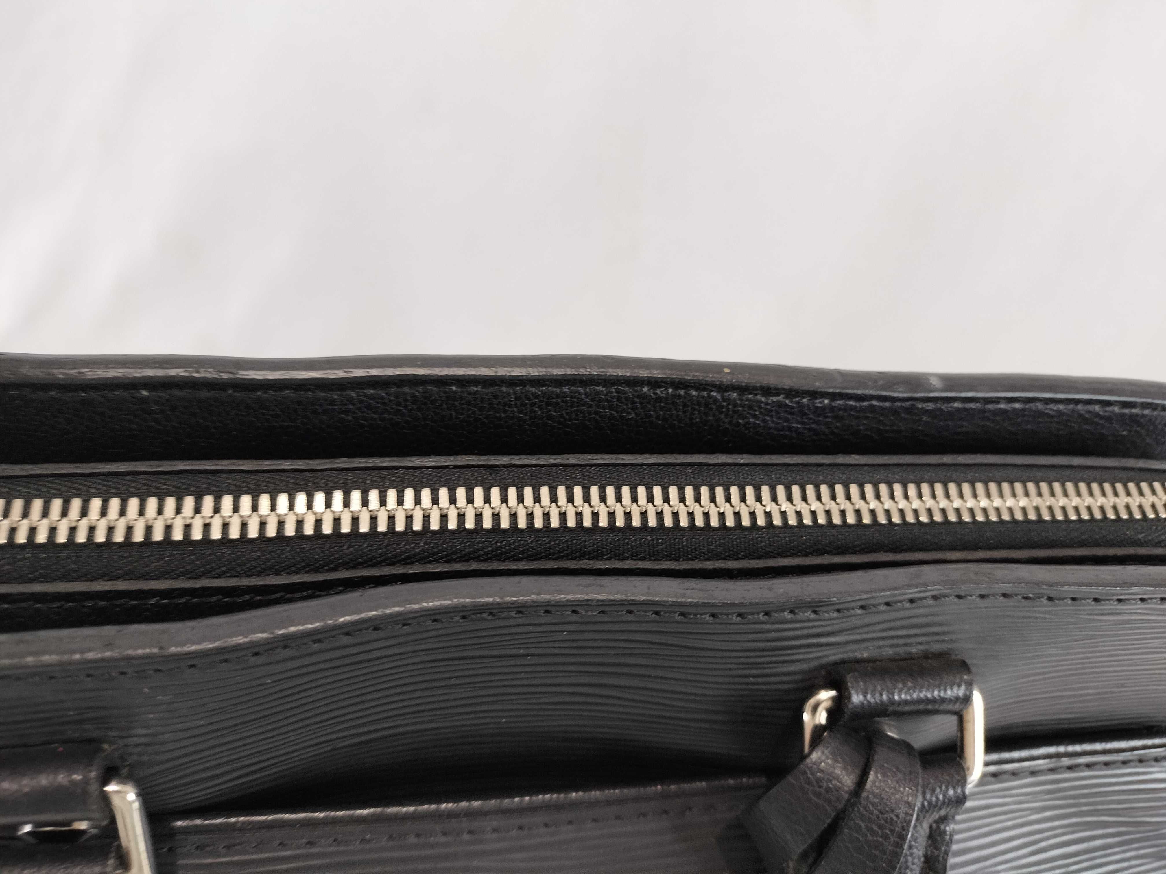 Epi Vaneau MM M51238 AR4146 Black Handbag — view 9