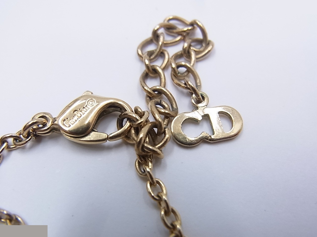 Rhinestone-embellished ribbon pendant — view 5