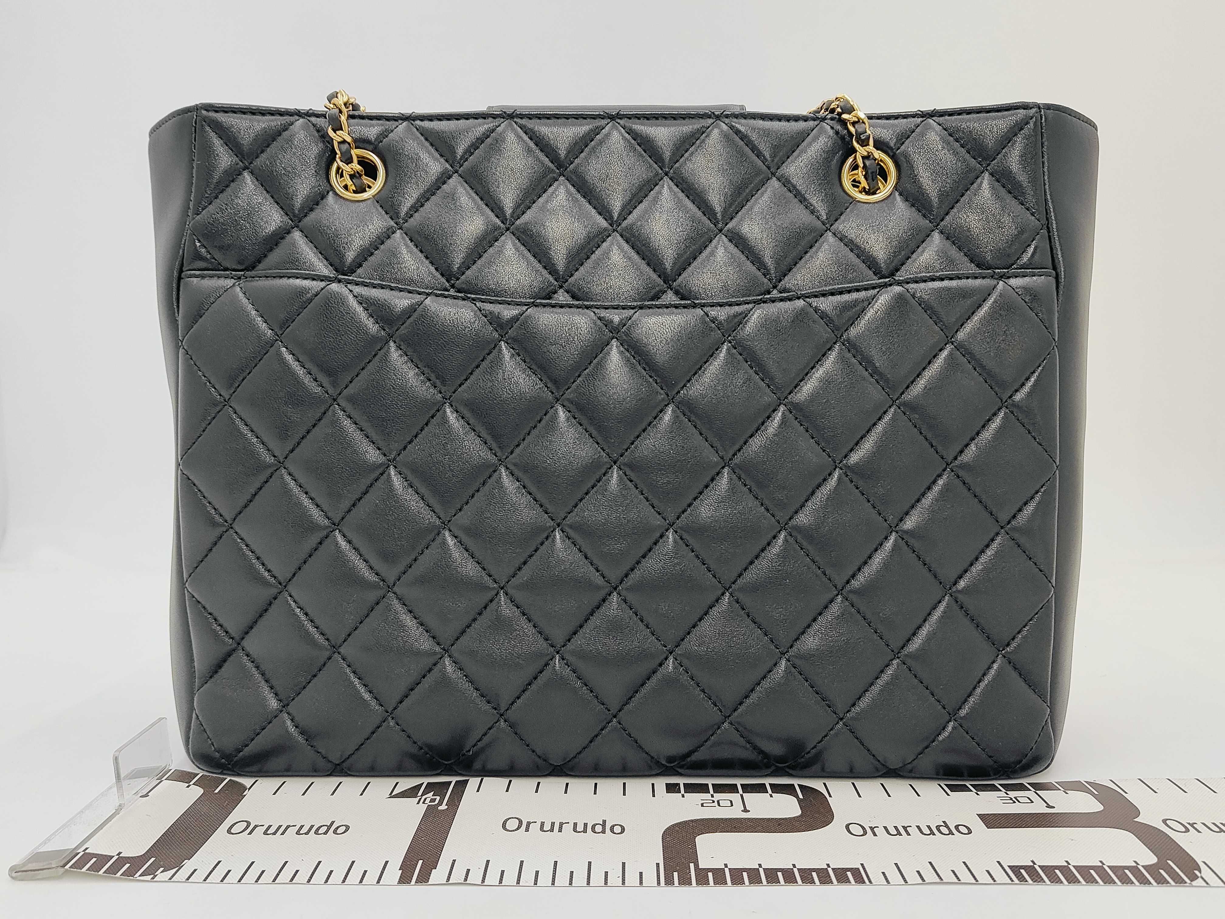 Matelassé CC Logo Chain Shopping Bag Tote Bag — view 2