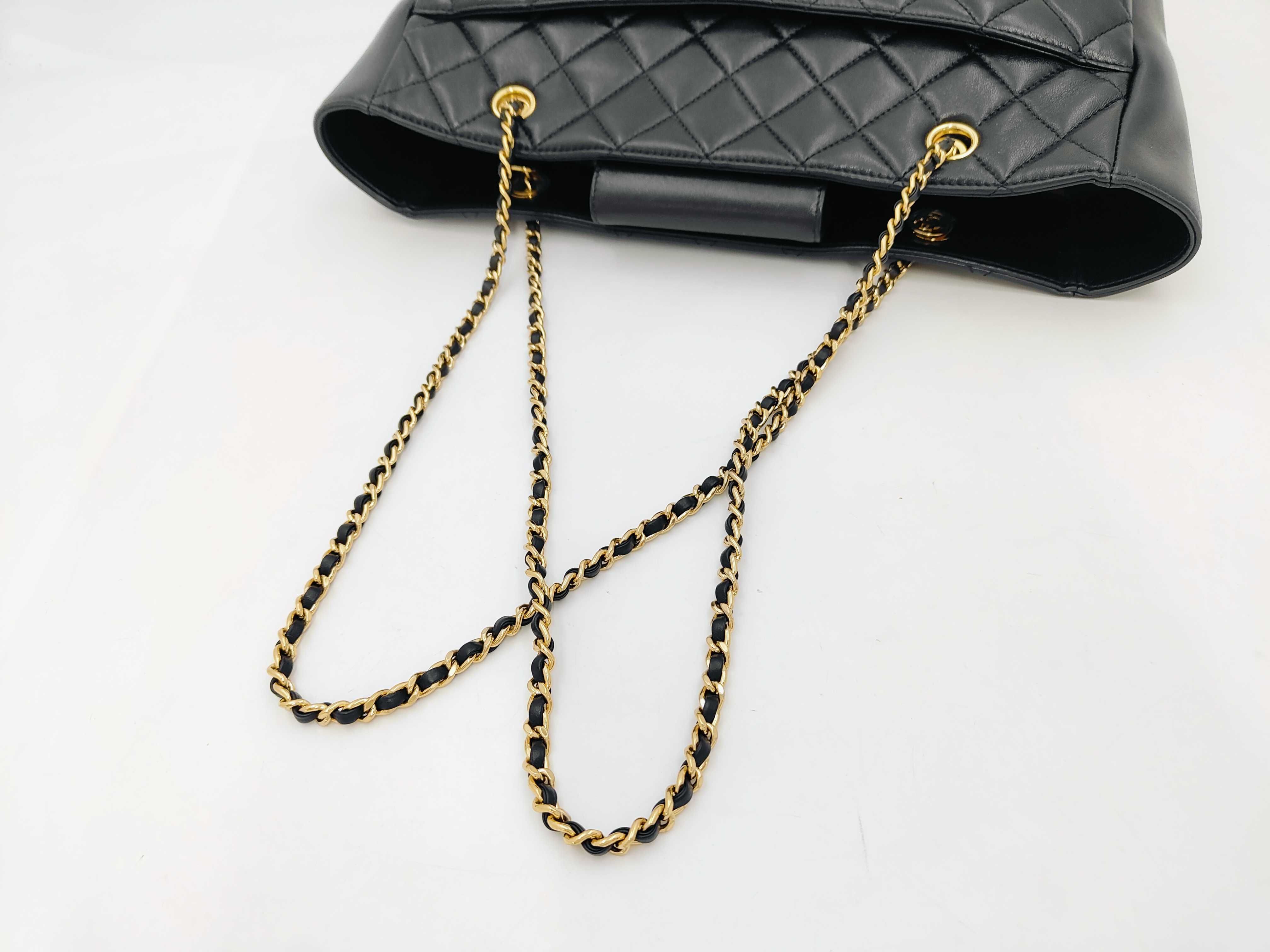 Matelassé CC Logo Chain Shopping Bag Tote Bag — view 3
