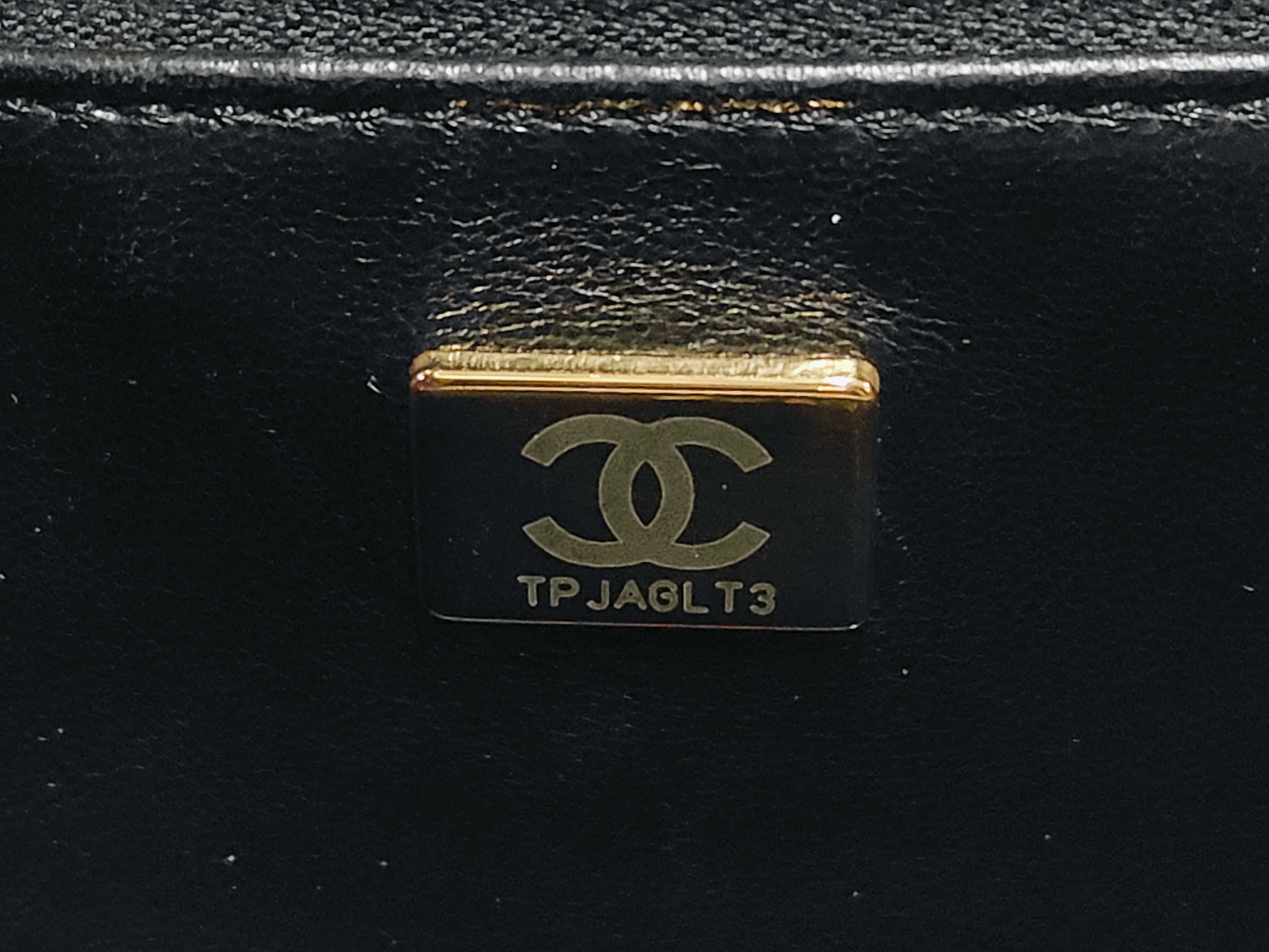 Matelassé CC Logo Chain Shopping Bag Tote Bag — view 10