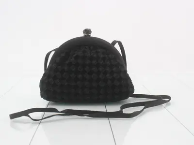 Clasp-closure shoulder bag