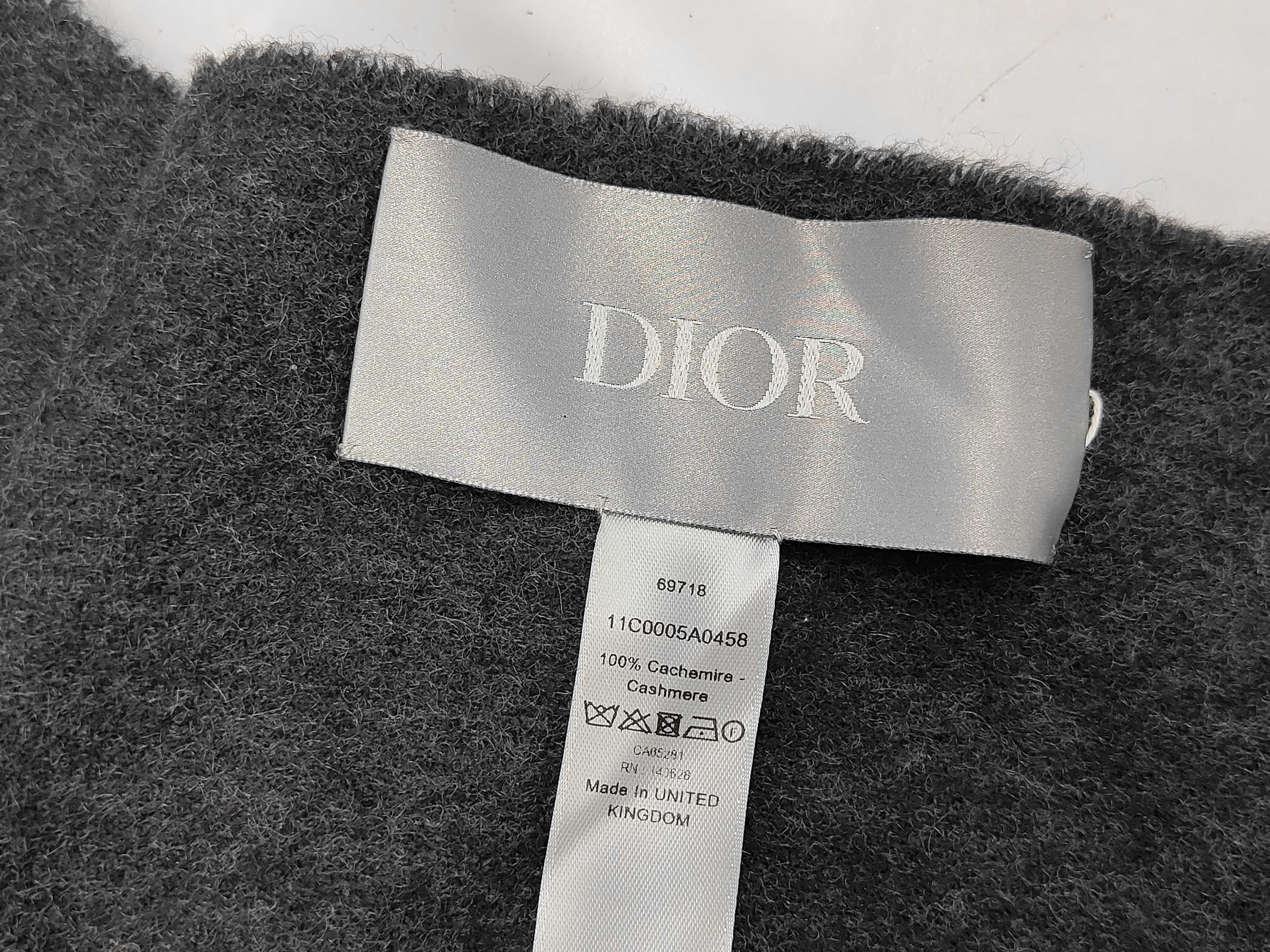 large stole and other accessories — view 3