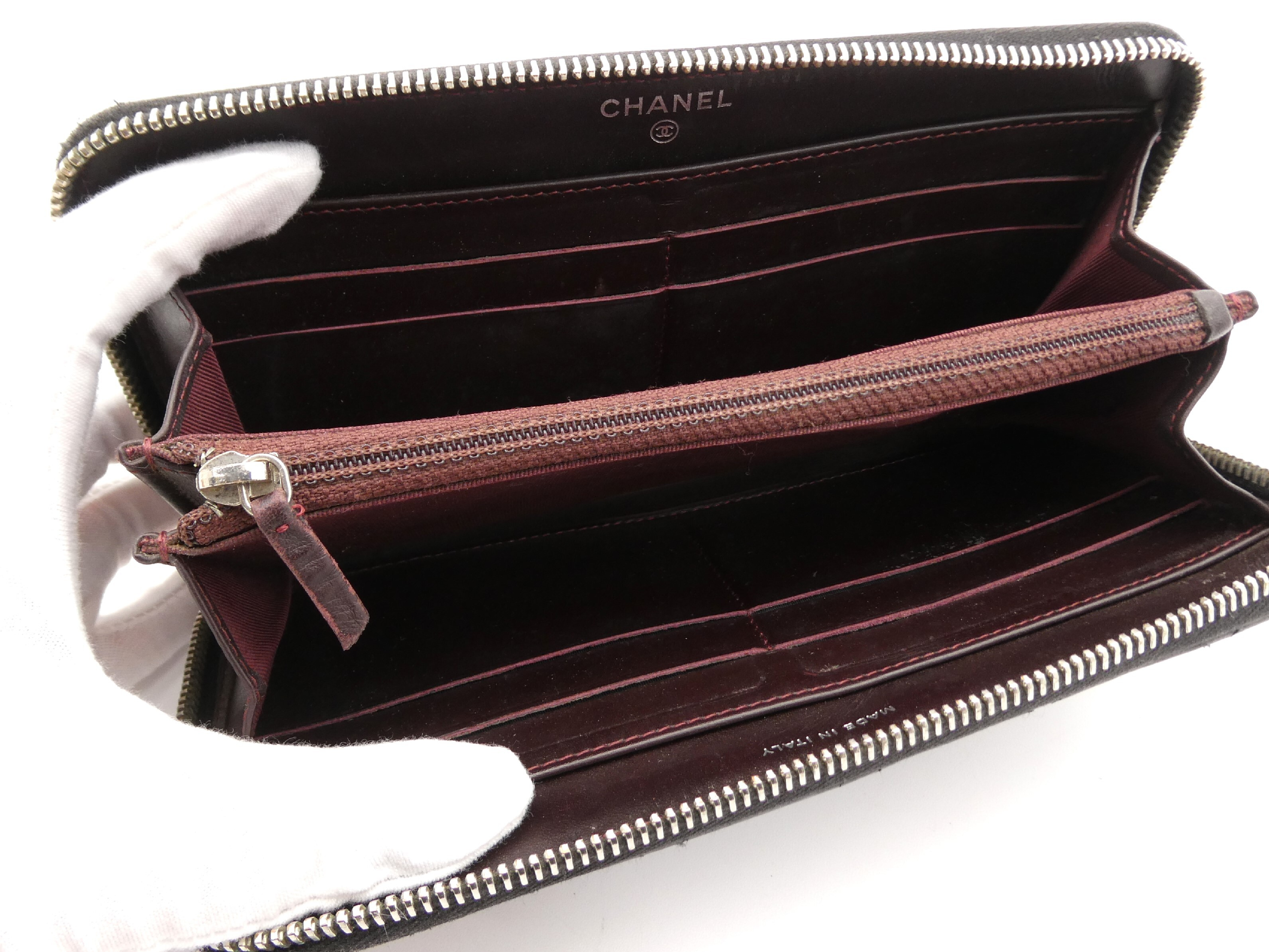 Matelassé Caviar Skin Coco Mark Round Zip Wallet — view 7