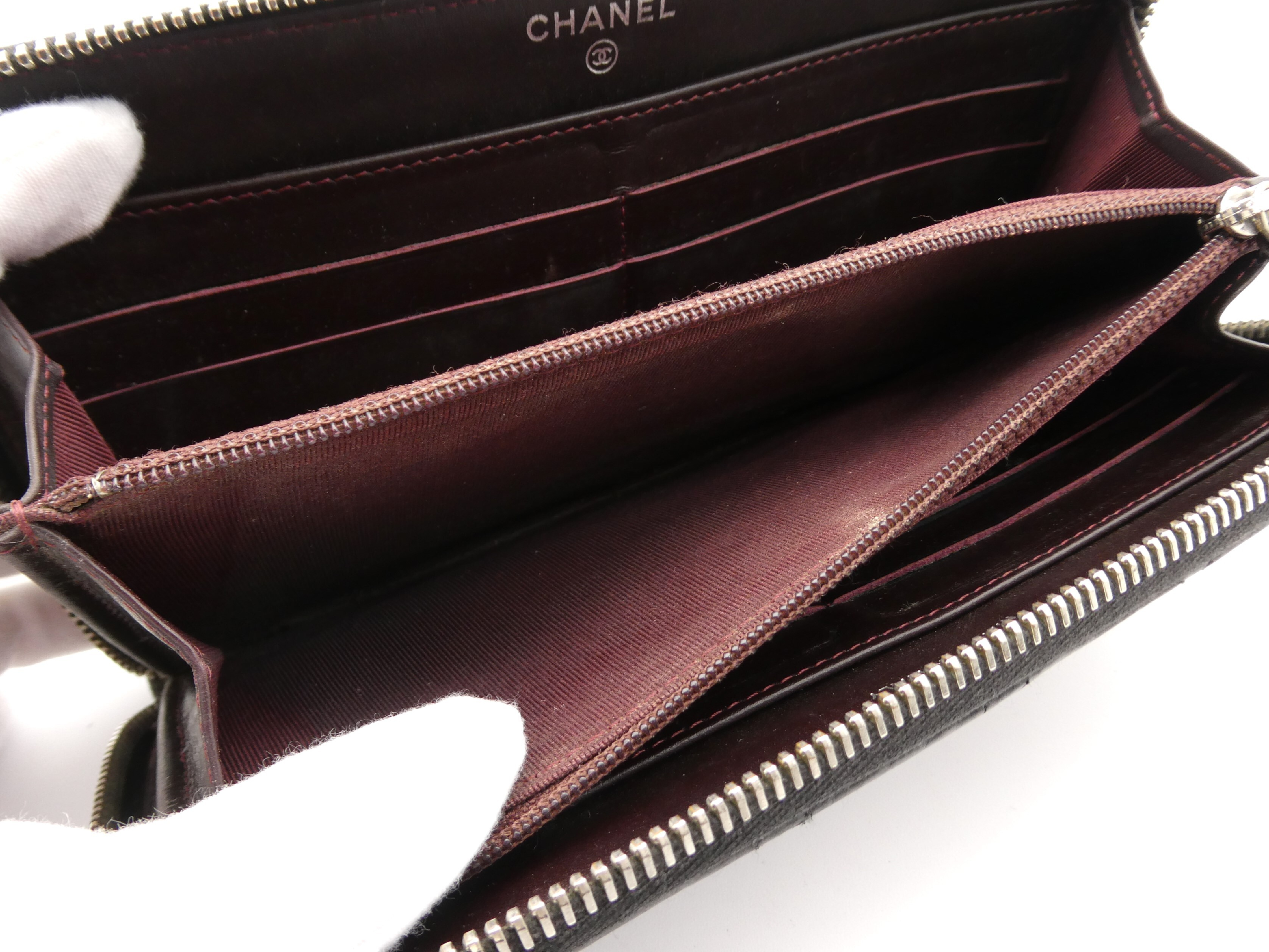 Matelassé Caviar Skin Coco Mark Round Zip Wallet — view 8